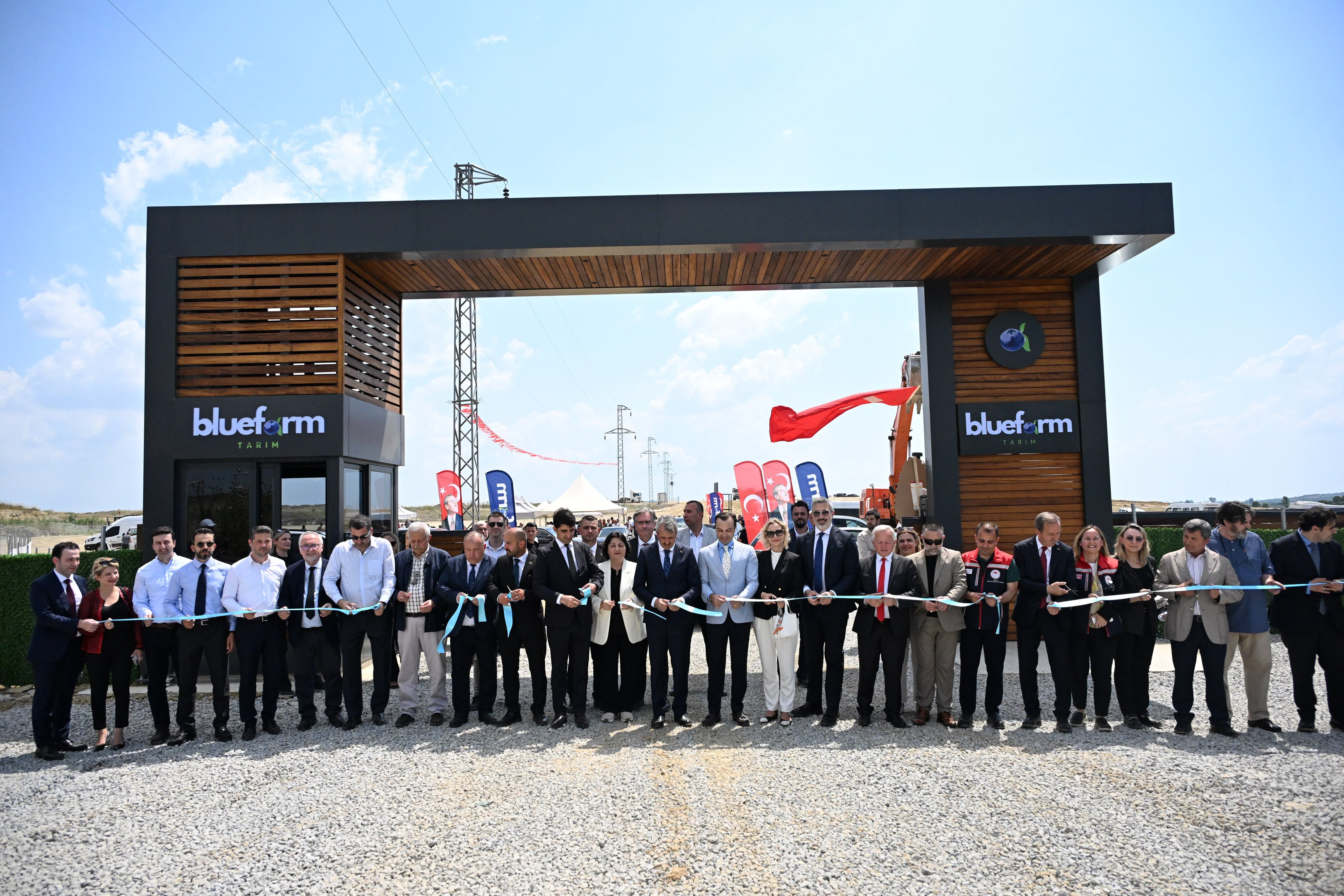 DCT Trading'in bağlı ortaklığı Bluefarm Tarım Teknolojileri ve Üretim AŞ, Edirne'nin İpsala ilçesinde 4,5 milyon avro yatırımla hayata geçireceği yüksek teknolojili yaban mersini üretim çiftliğini tanıttı.