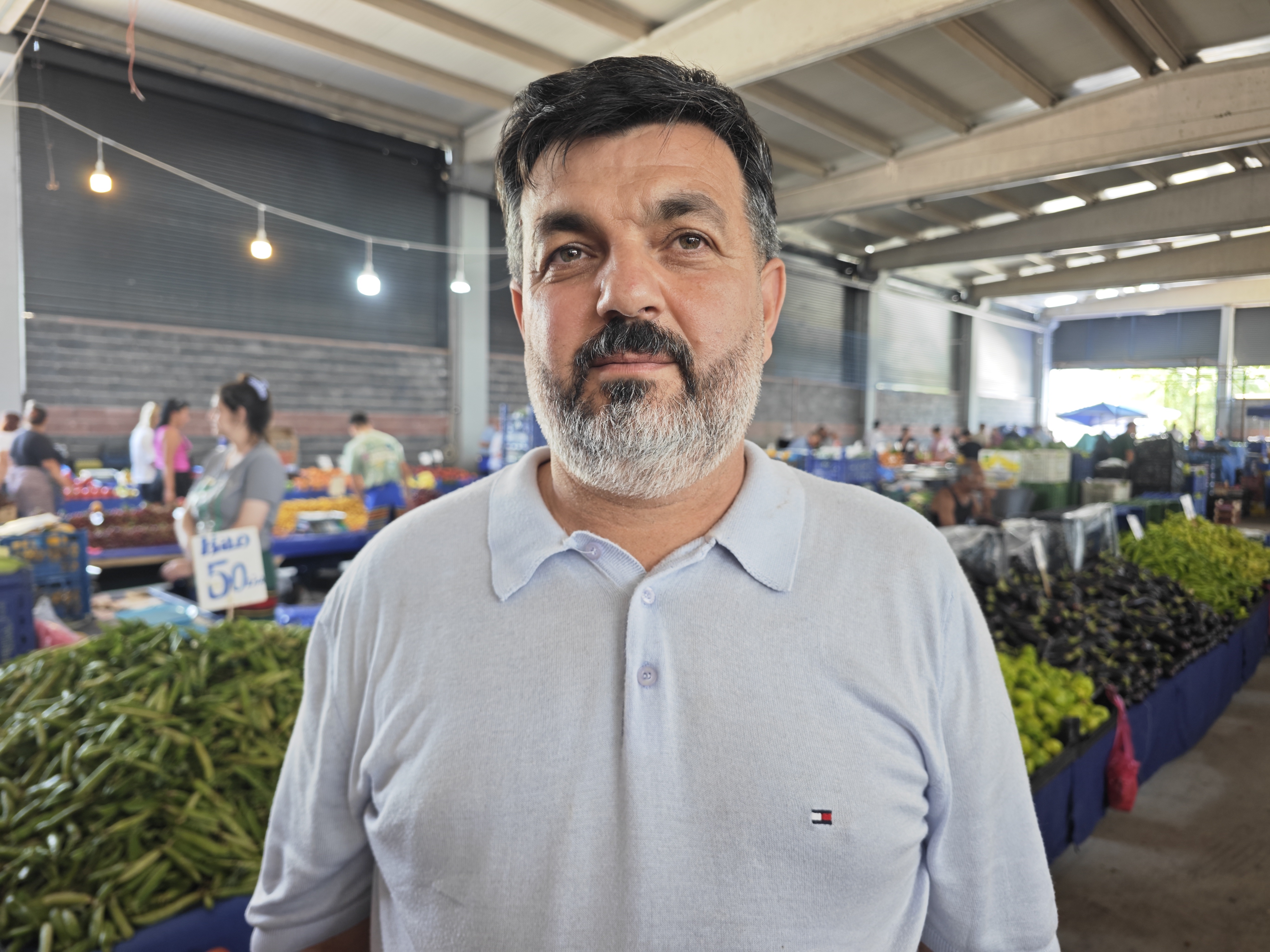 Edirne’nin 1'inci Murat Mahallesi'nde kurulan Çarşamba Pazarı, bu hafta tezgahlara inen taze Çanakkale domatesi ve kilosu 50 TL'den satışa sunulan ilk yerli patlıcan ile biberle vatandaşlardan yoğun ilgi gördü.