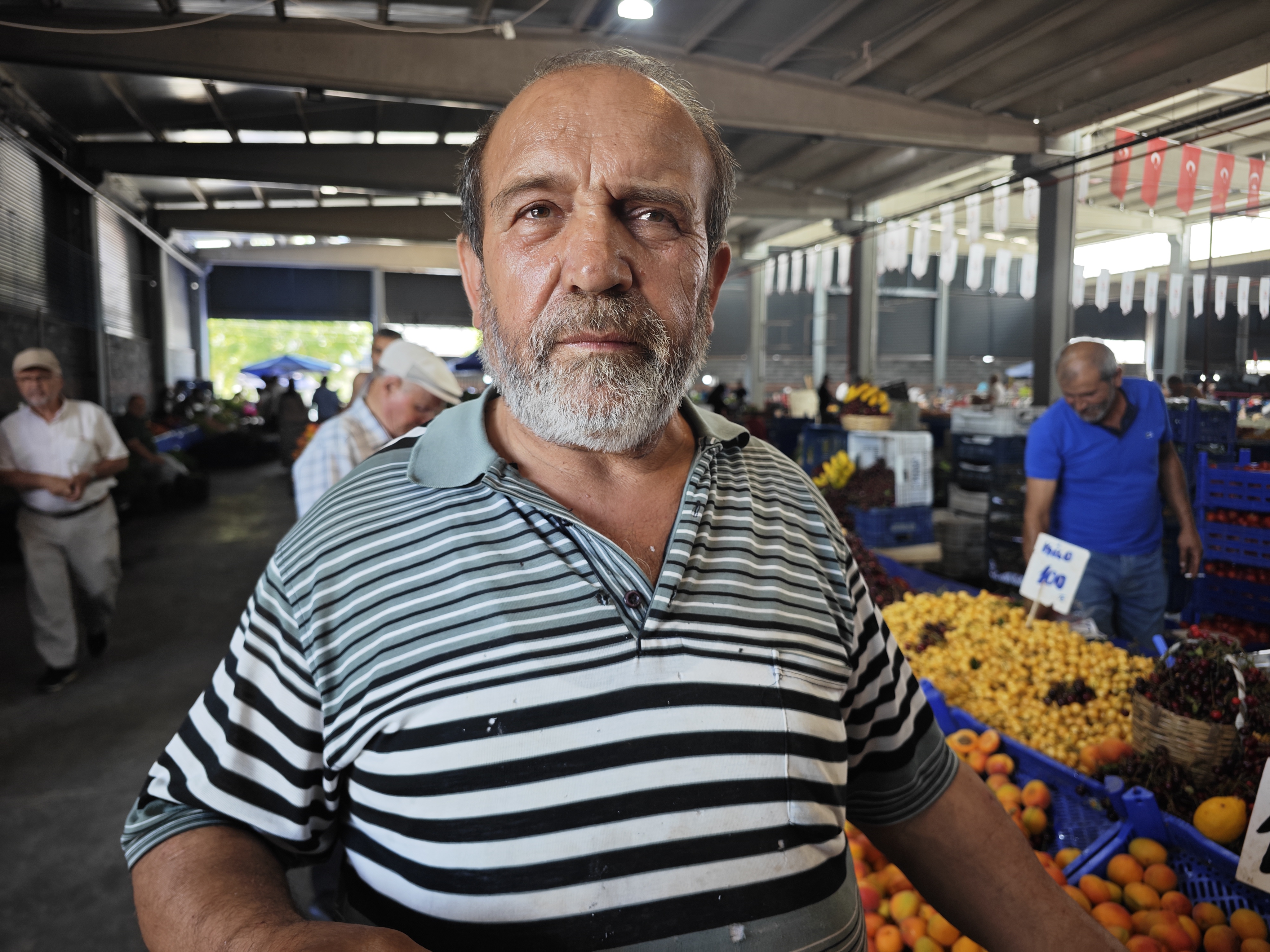 Edirne’nin 1'inci Murat Mahallesi'nde kurulan Çarşamba Pazarı, bu hafta tezgahlara inen taze Çanakkale domatesi ve kilosu 50 TL'den satışa sunulan ilk yerli patlıcan ile biberle vatandaşlardan yoğun ilgi gördü.