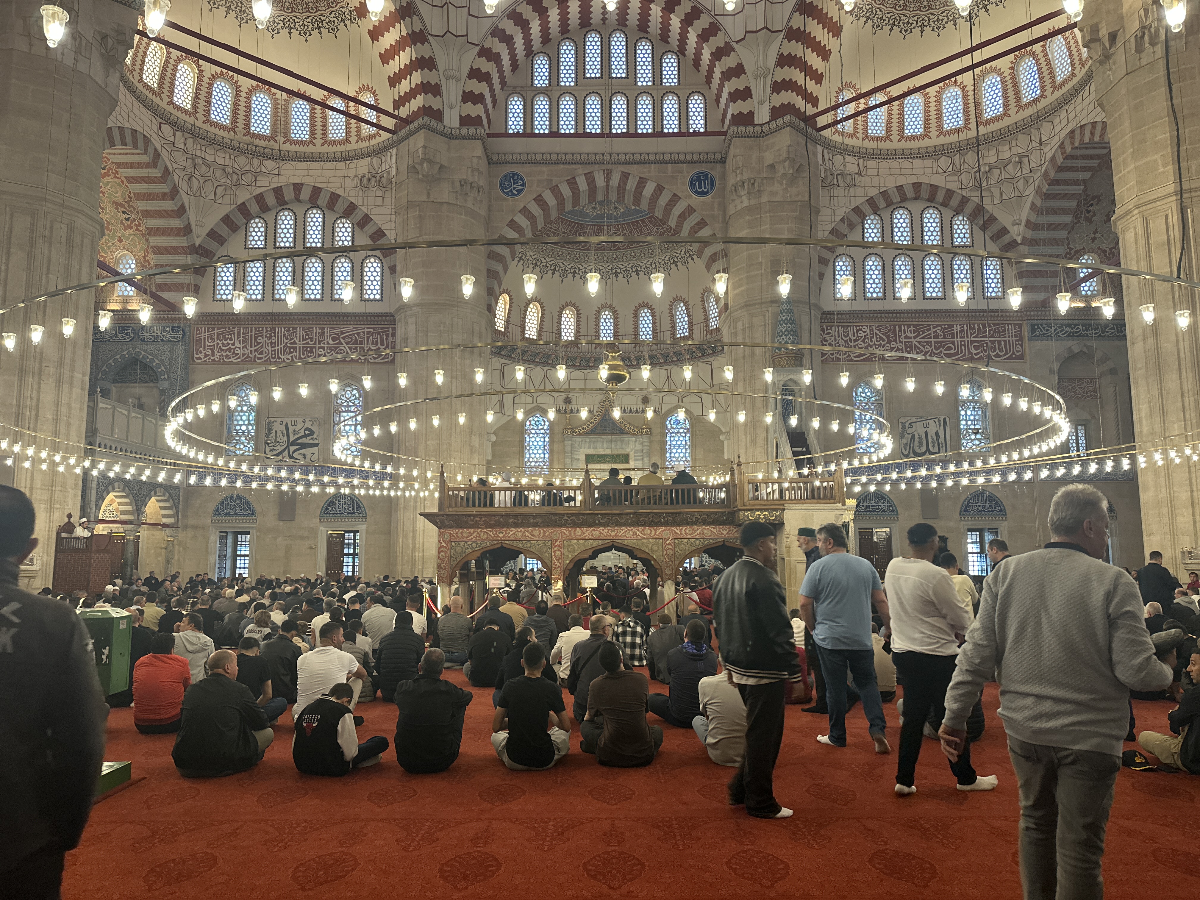 Türk-İslam mimarisinin en önemli eserlerinden Selimiye Camisi, Kurban Bayramı namazında vatandaşların akınına uğradı.