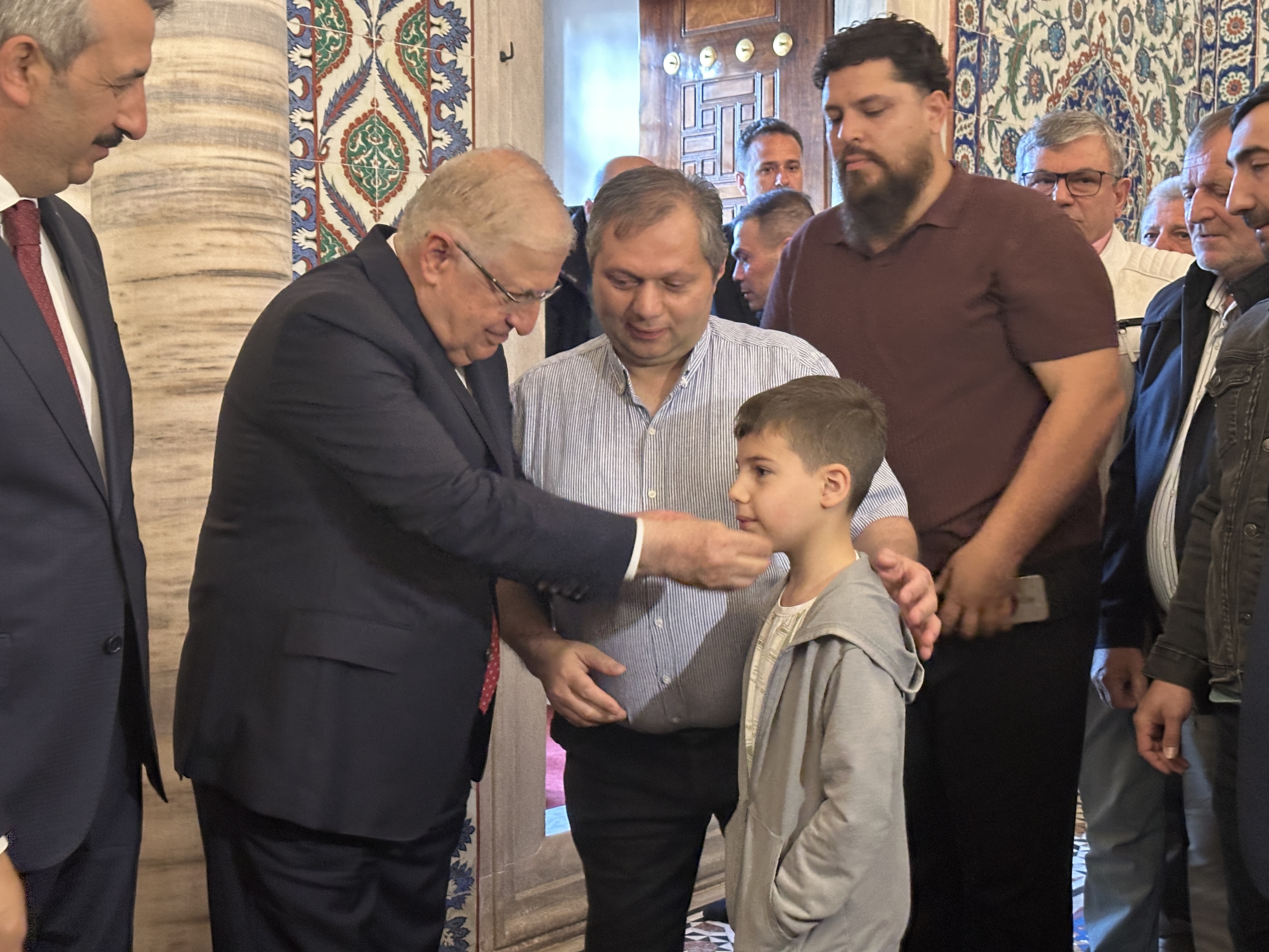 Milli Savunma Bakanı Yaşar Güler, Kurban Bayramı namazını Edirne’deki tarihi Selimiye Camisi’nde kıldı.