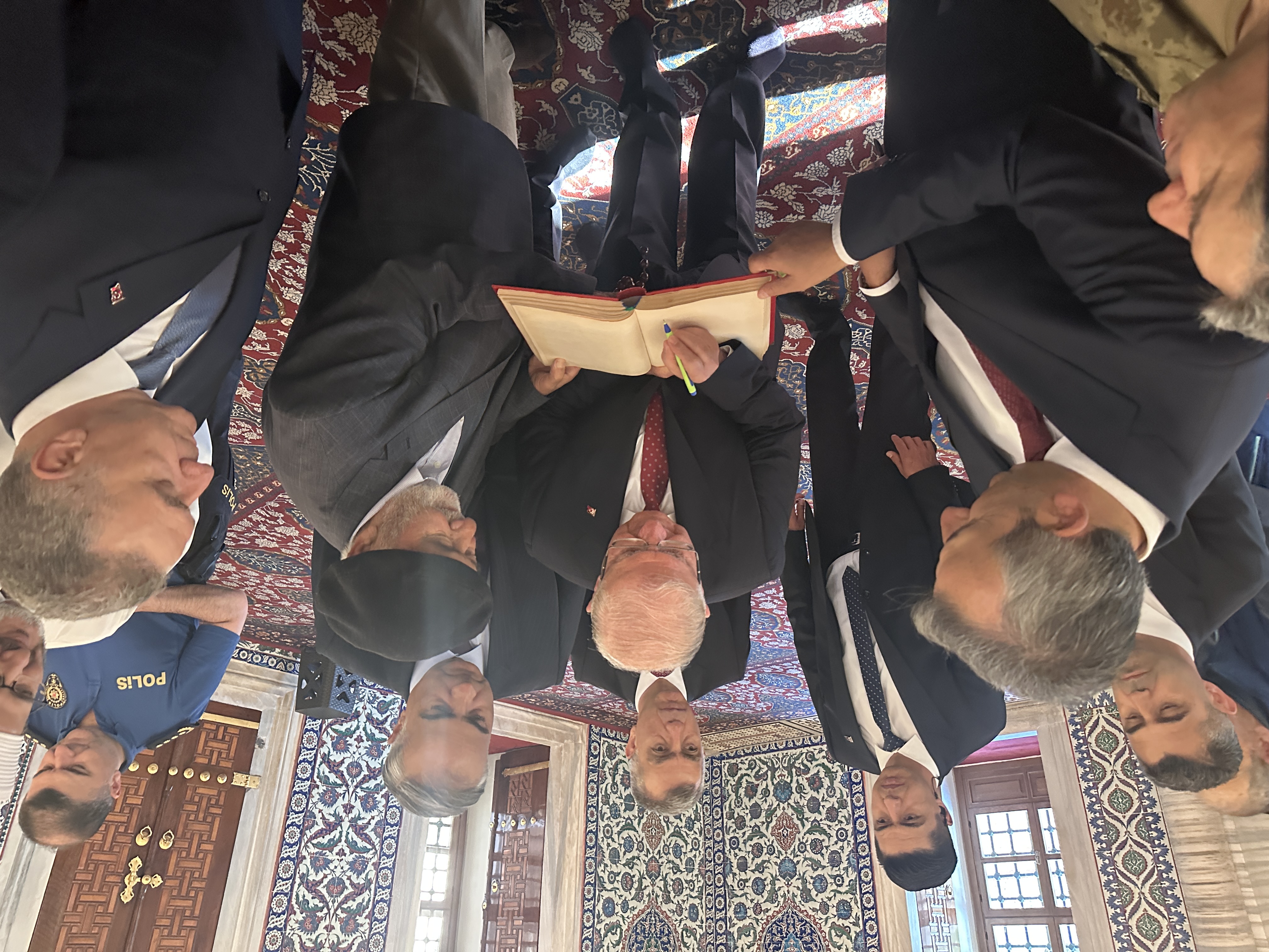 Milli Savunma Bakanı Yaşar Güler, Kurban Bayramı namazını Edirne’deki tarihi Selimiye Camisi’nde kıldı.