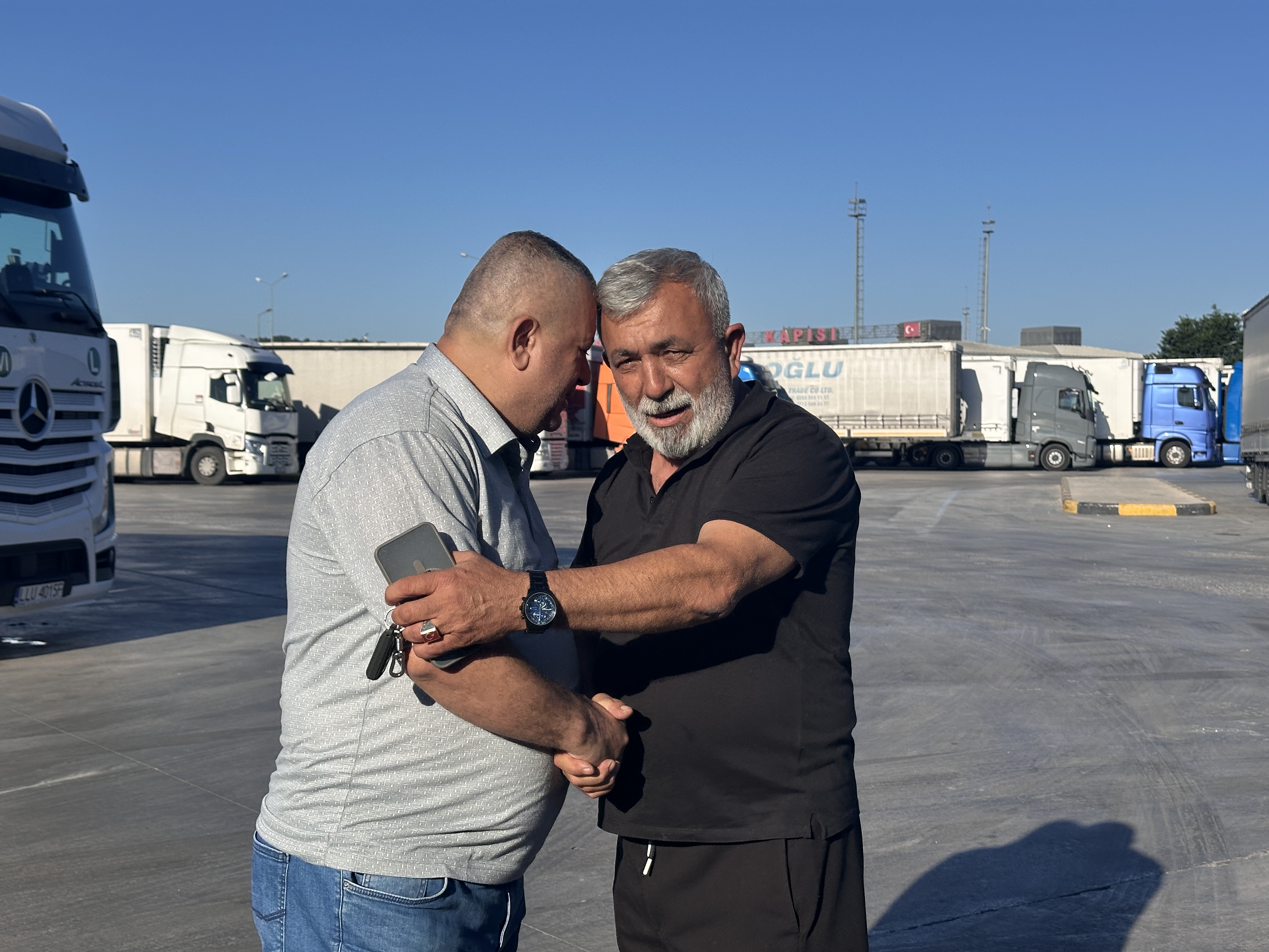 Avrupa ülkelerine ihraç ürünü taşıyan TIR şoförleri, Kurban Bayramı'nı evlerinden uzak, Edirne'den Bulgaristan'a açılan Kapıkule Sınır Kapısı'nda karşıladı.