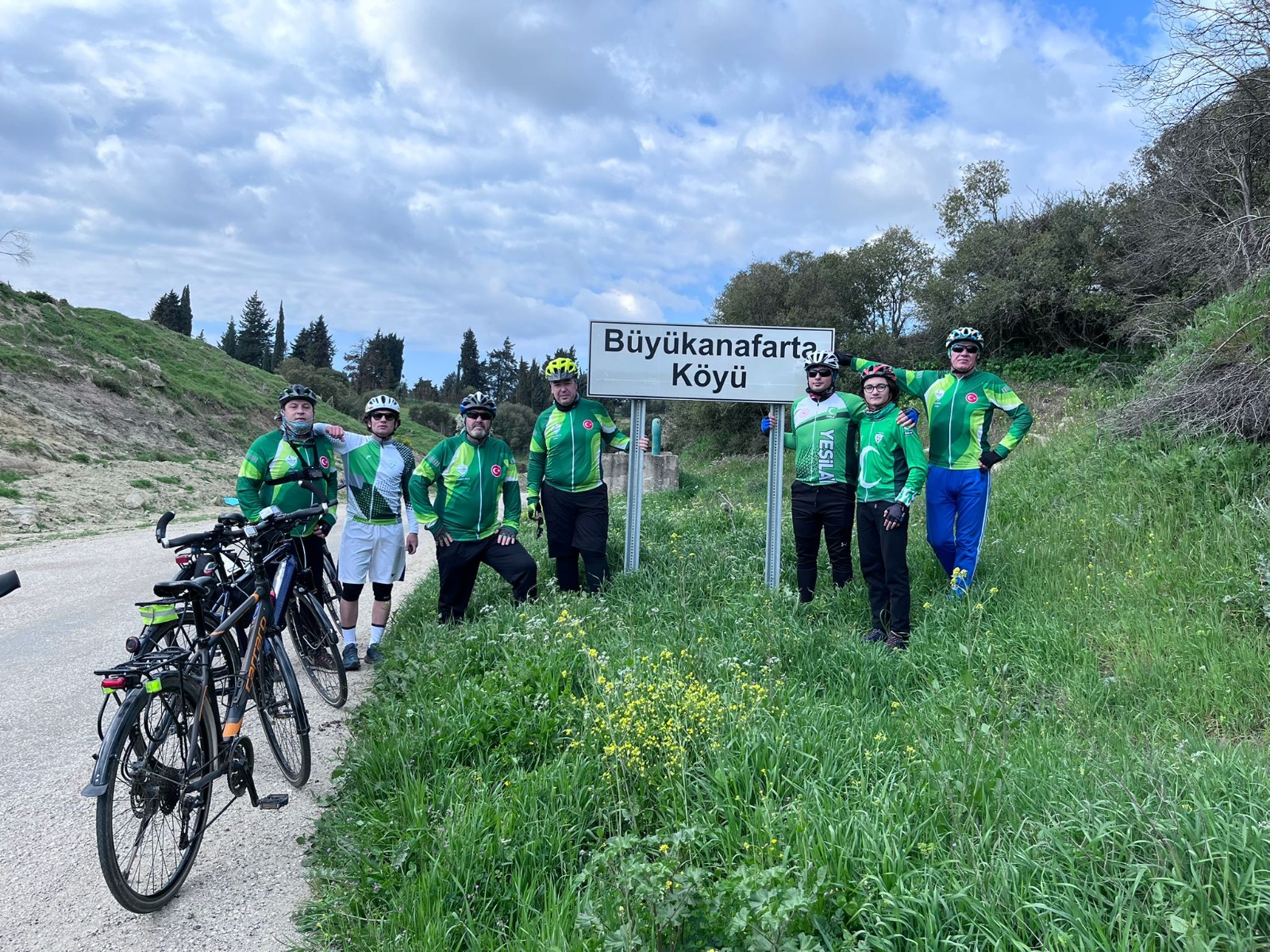 Edirne Yeşilbis sporcularından şehitlere saygı turu