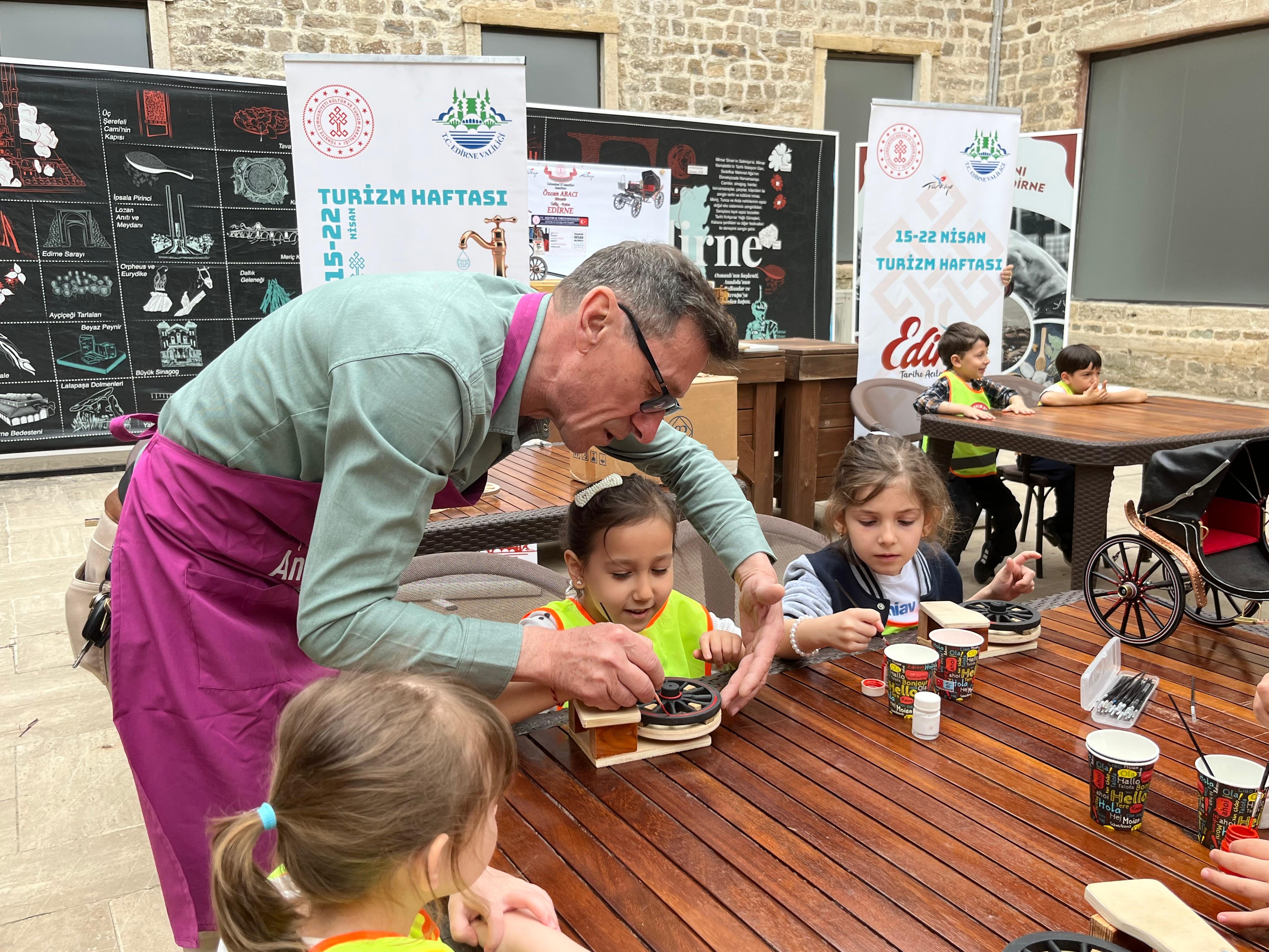 Minik Eller Talika Boyadı