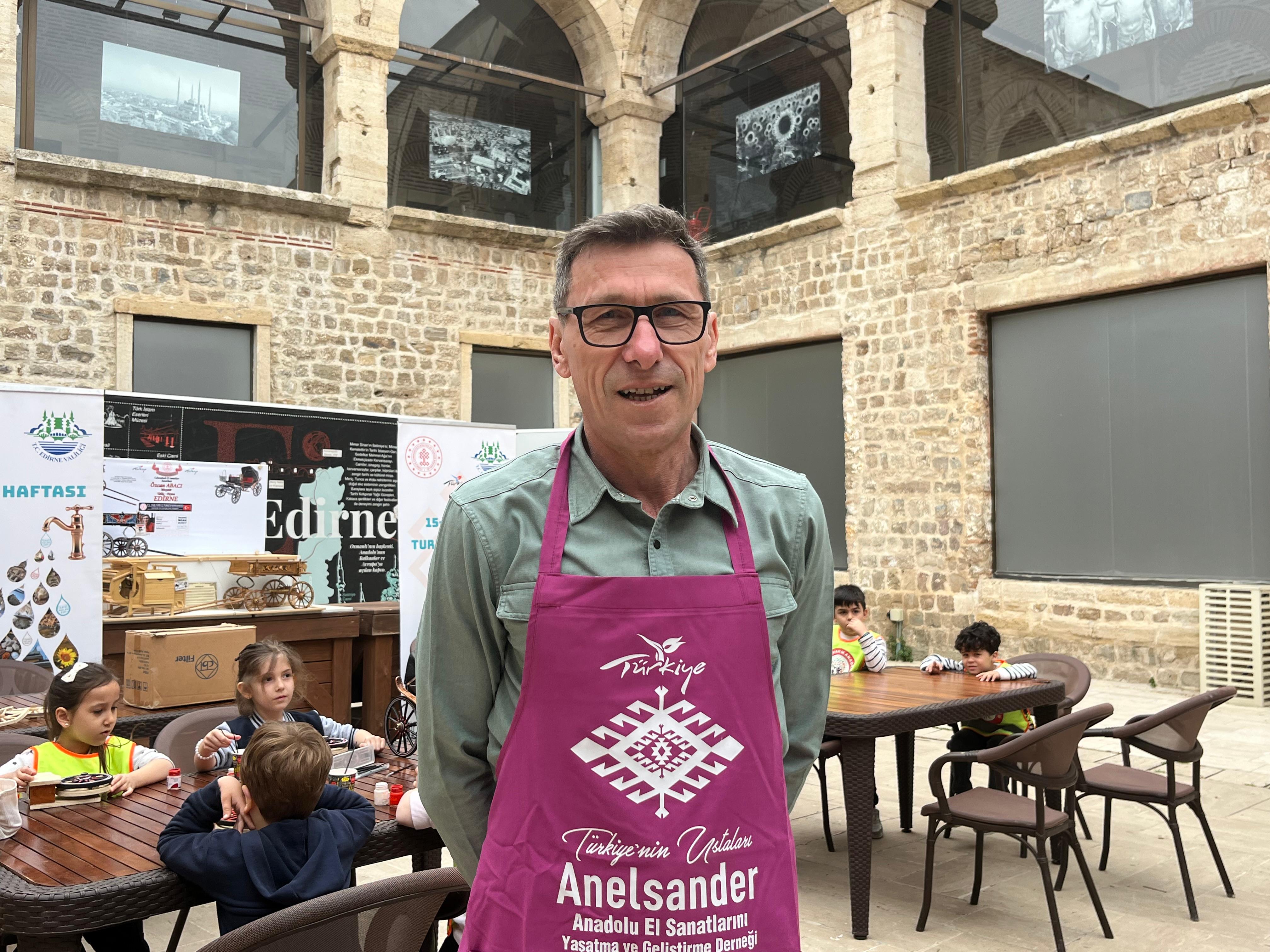 Minik Eller Talika Boyadı