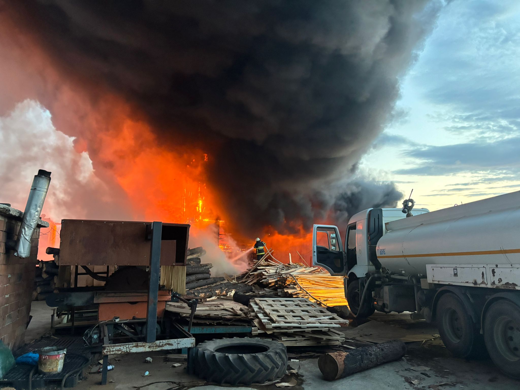 Kereste fabrikasındaki yangın kontrol altına alındı söndürüldü