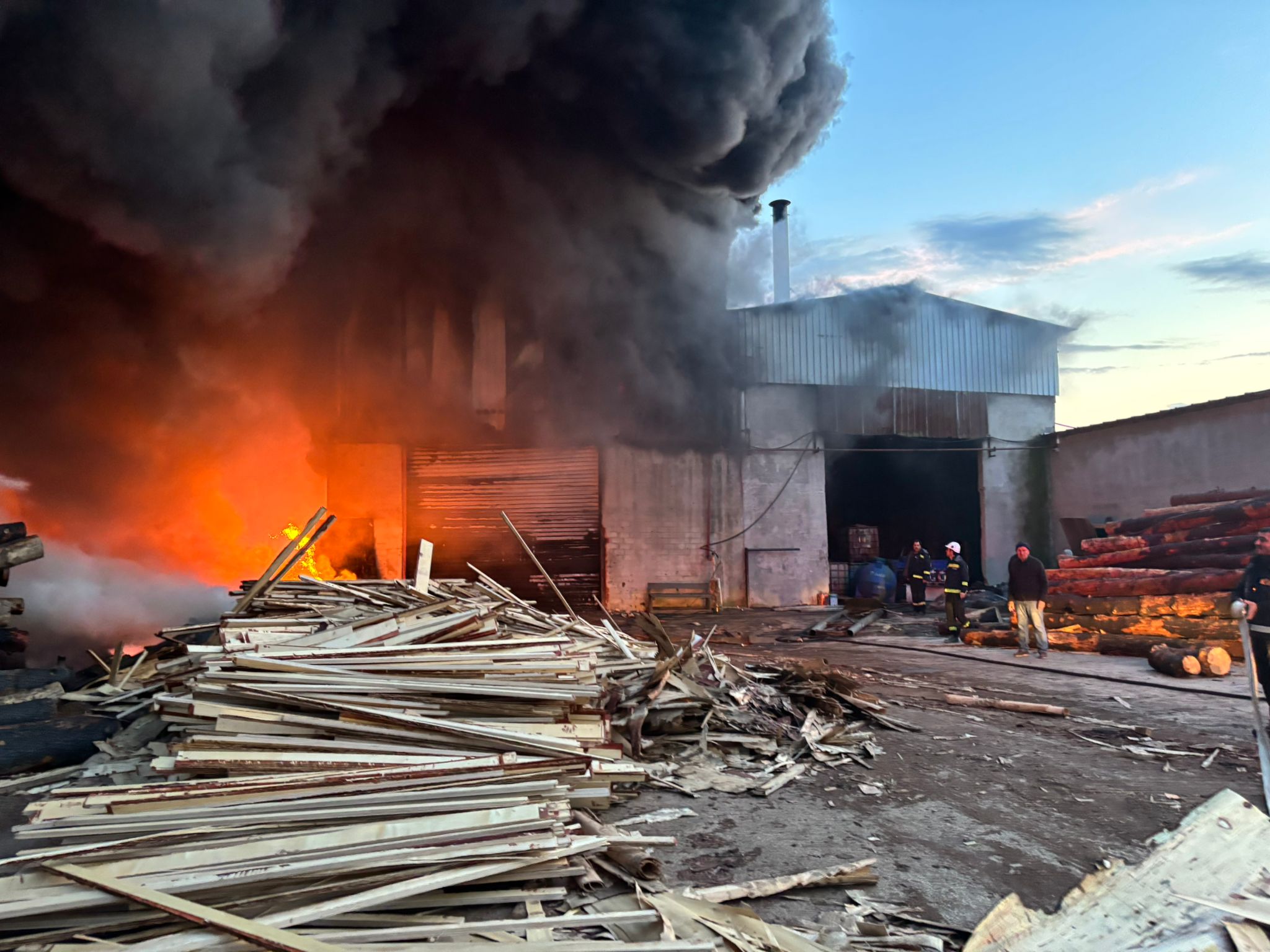 Kereste fabrikasındaki yangın kontrol altına alındı söndürüldü