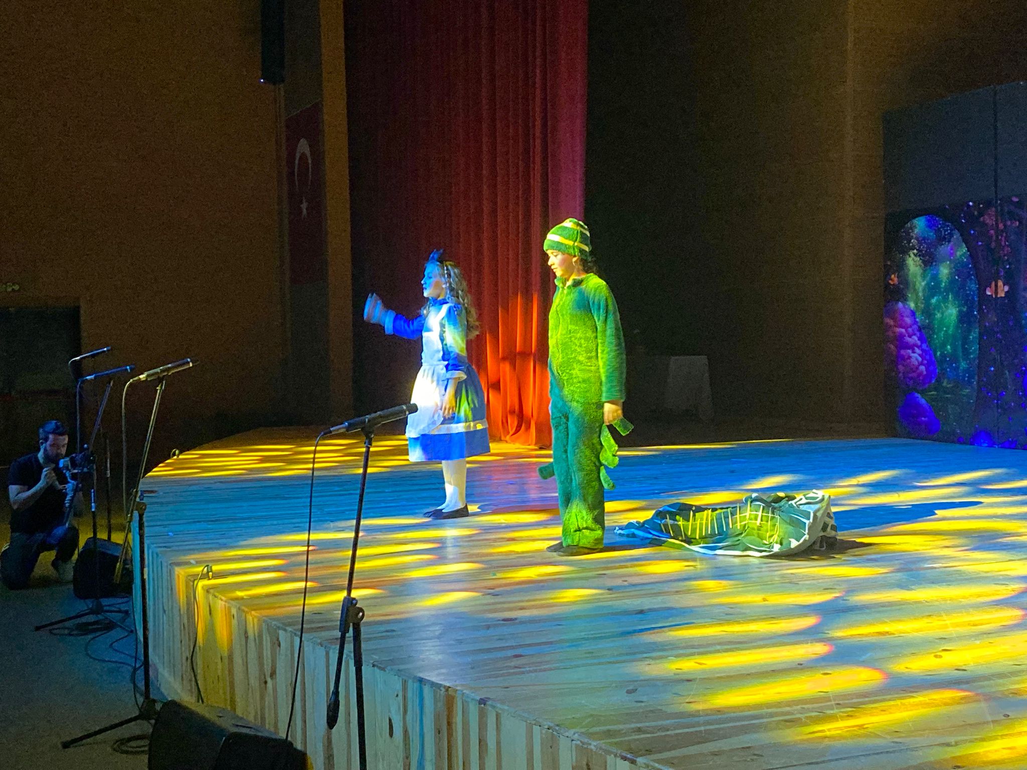 Minik Yıldızlar Sahneyi Büyüledi:  “Alis’in Harikalar Diyarı”na Yoğun İlgi