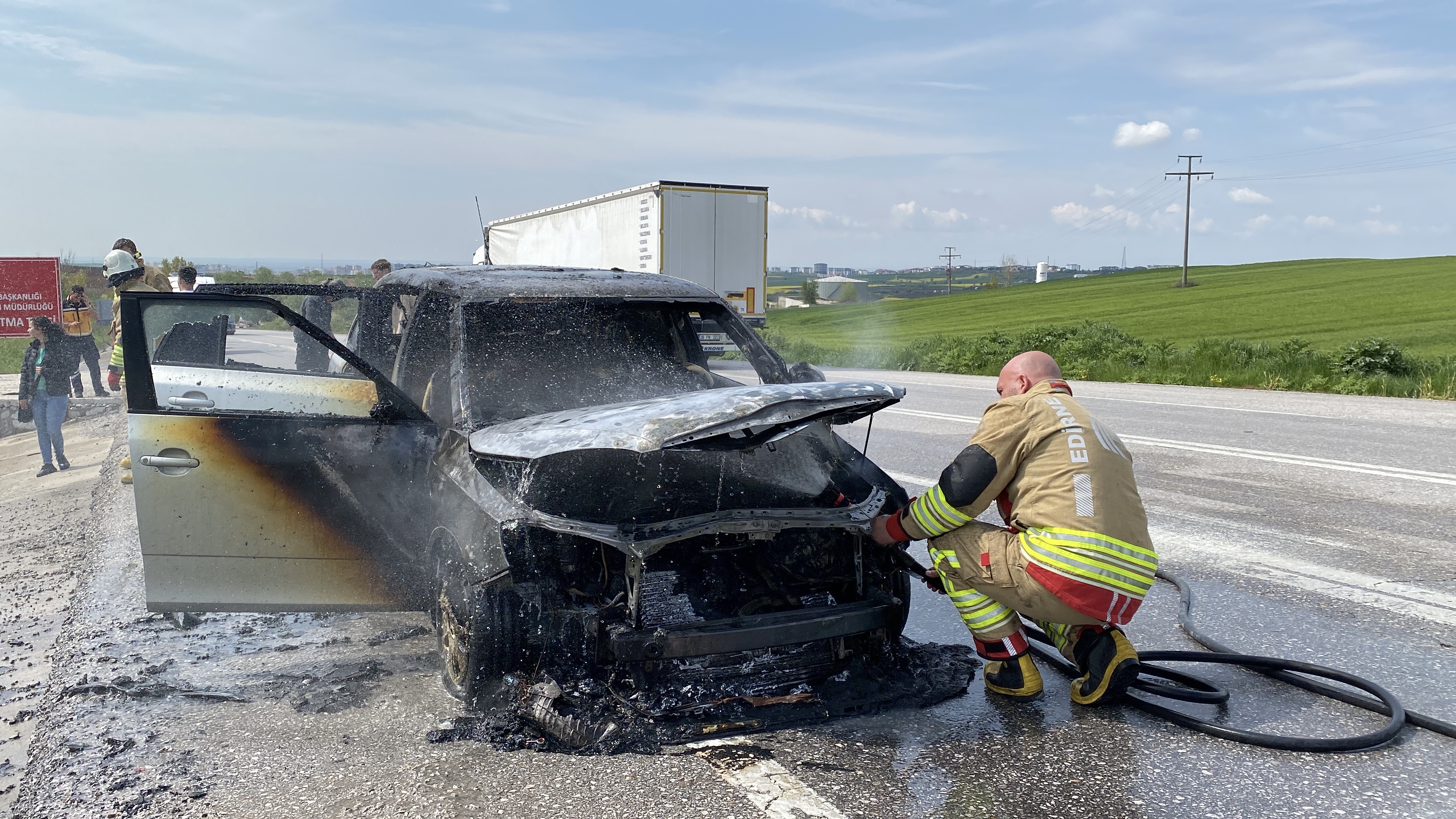 Seyir halindeyken alev alan otomobil kullanılamaz hale geldi