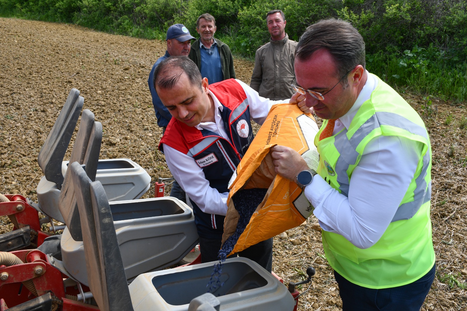 Tüfekçi “Beldemizde Yerli ve Hibrit Ayçiçeği Ekimi Gerçekleştirdik”