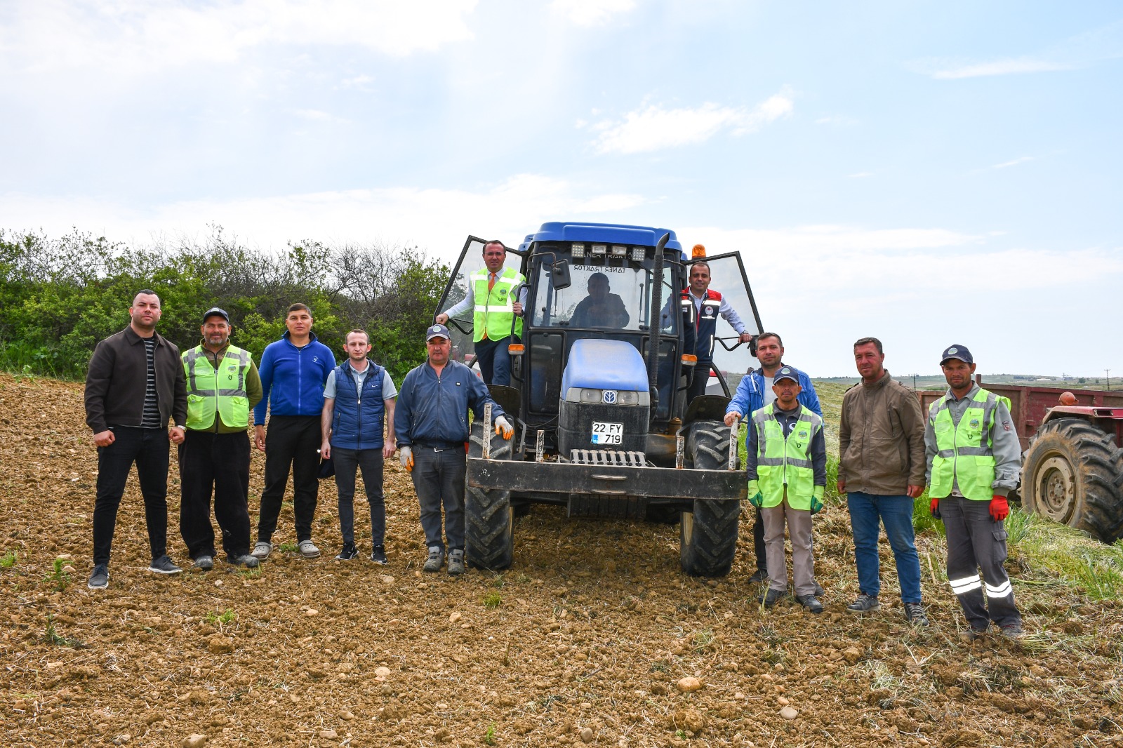 Tüfekçi “Beldemizde Yerli ve Hibrit Ayçiçeği Ekimi Gerçekleştirdik”