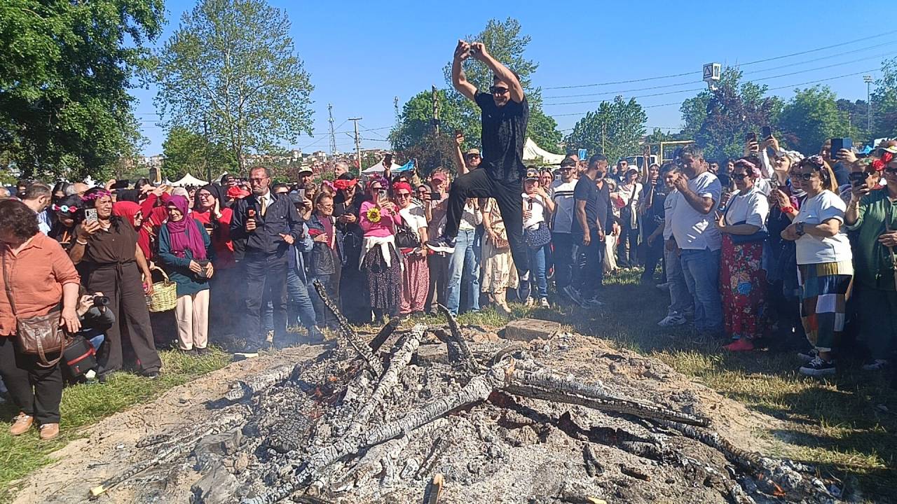 Tarık Mengüç Sahneye Çıkmadan Önce Binlerce Kişi Ateşten Atladı