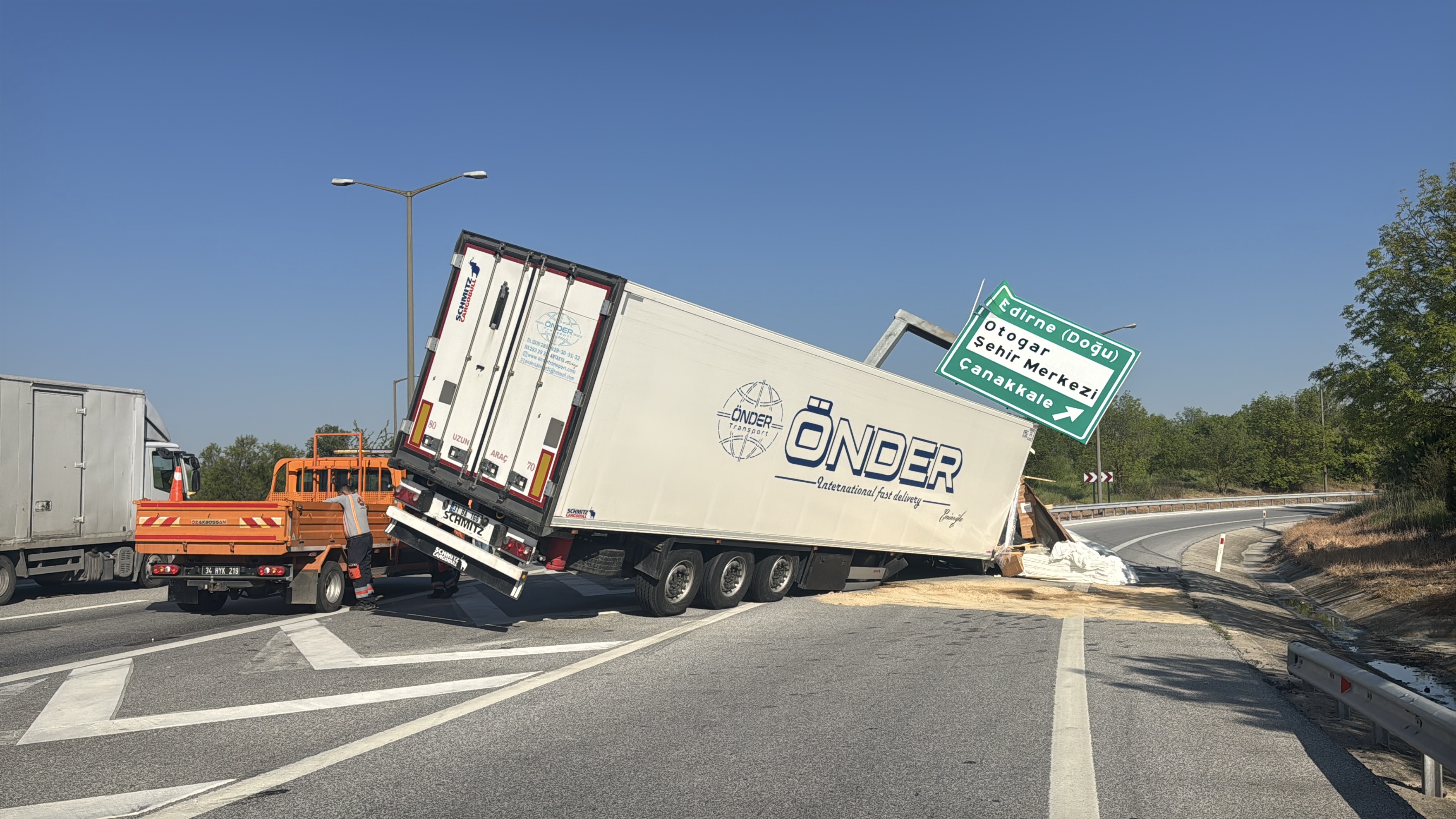 Tır Bariyeri Aştı, Direğe Çarptı: Sürücü Yaralı