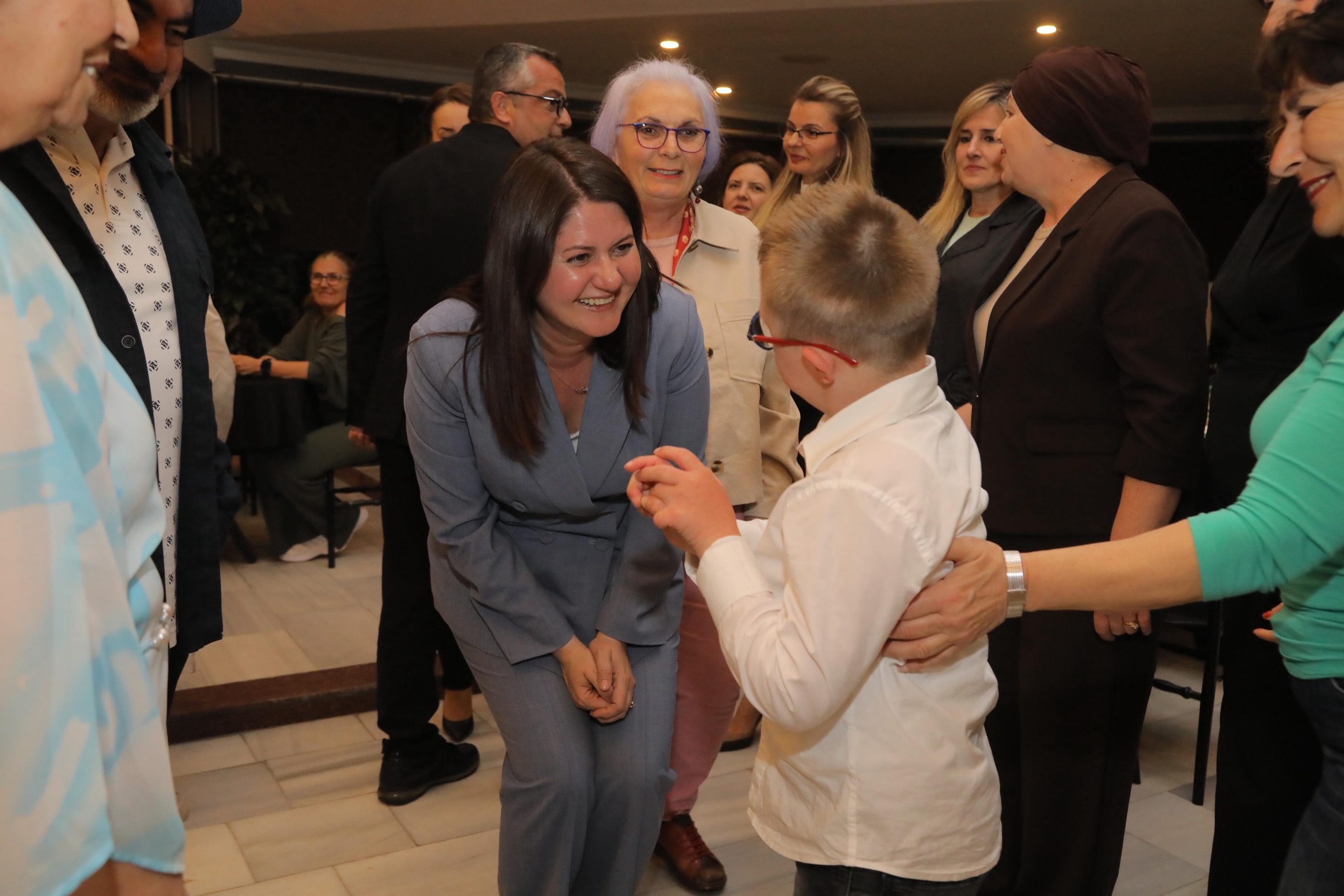 Özel çocuklardan annelerine özel kutlama