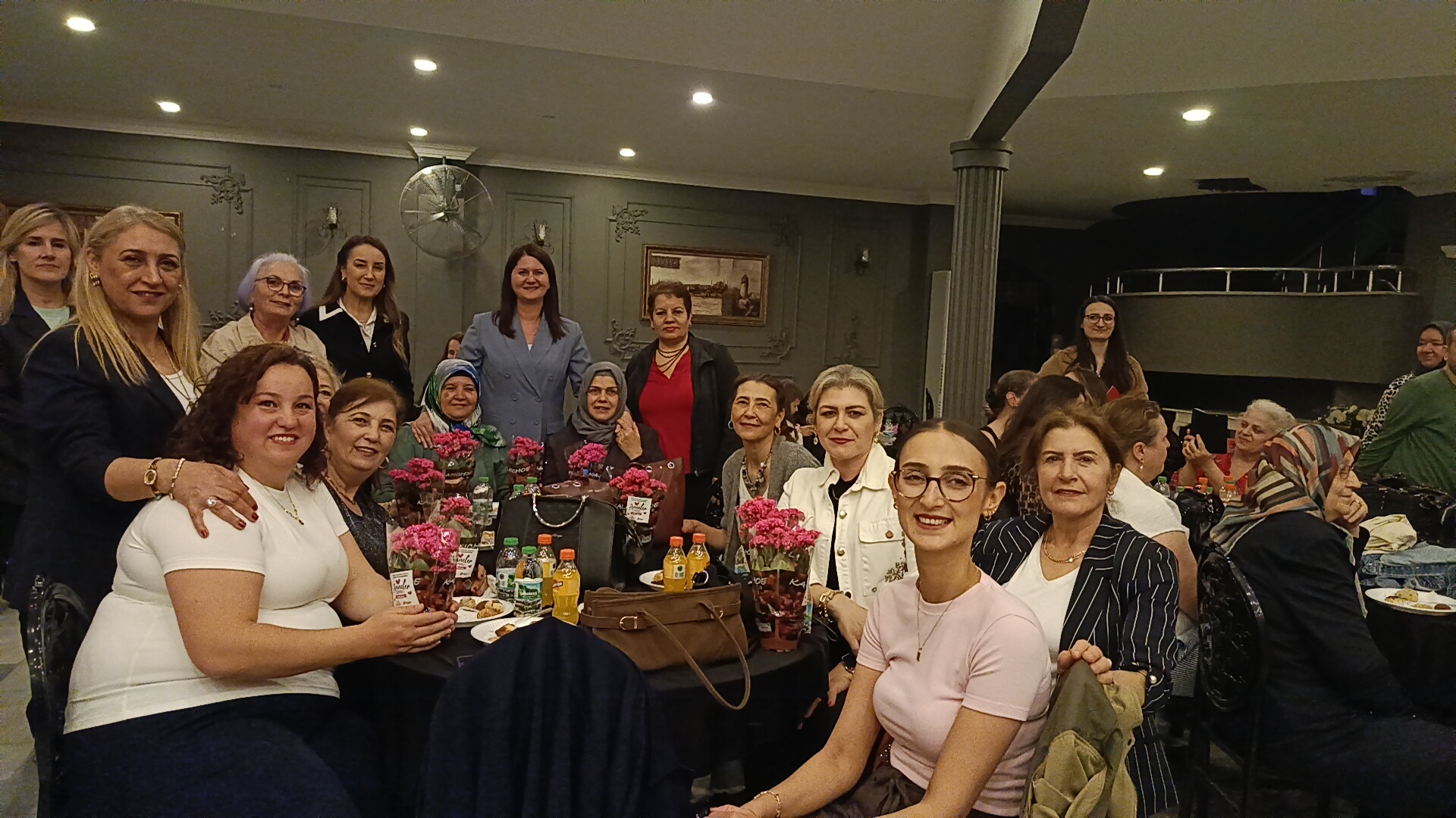 Özel çocuklardan annelerine özel kutlama