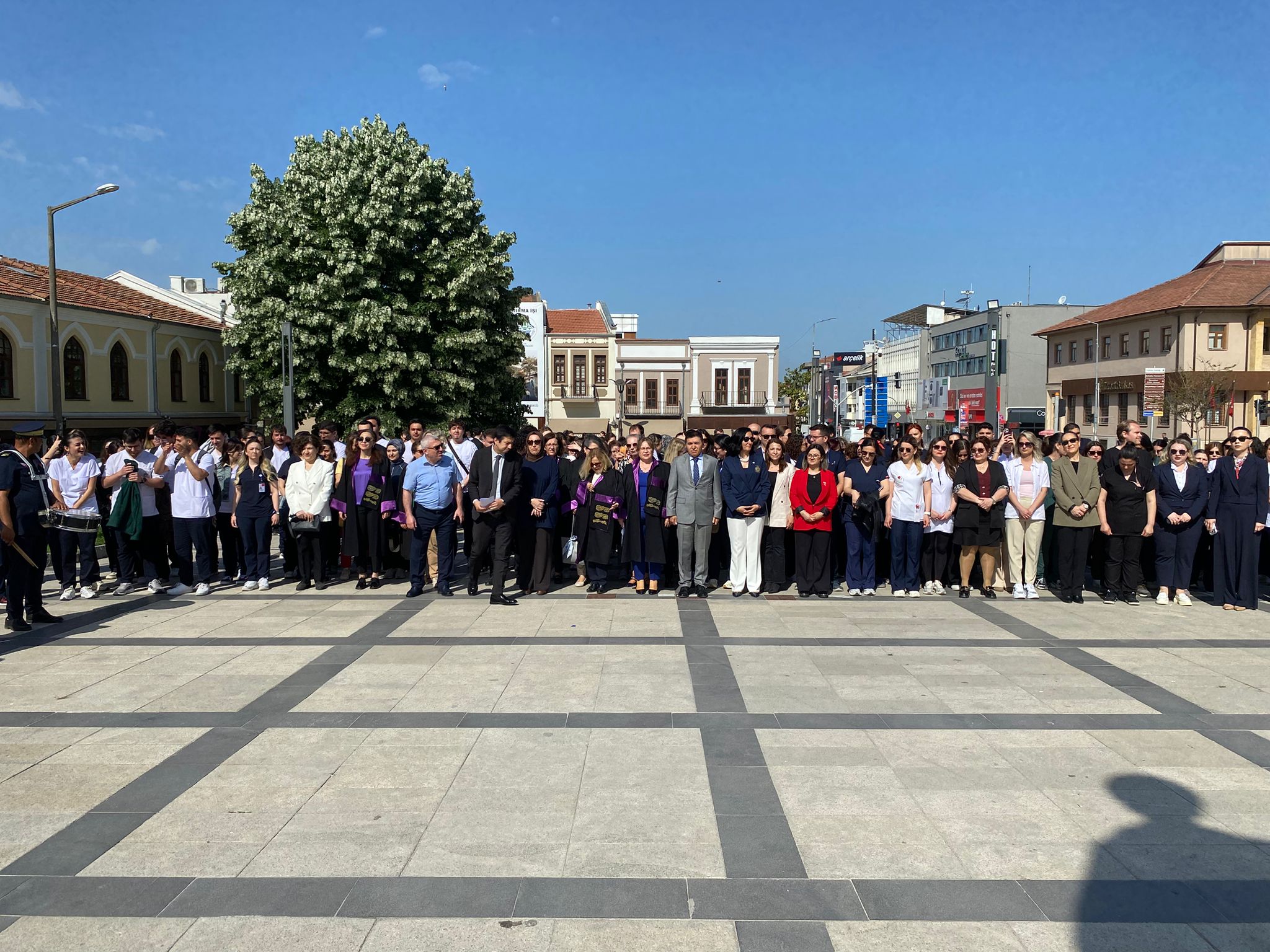 Hayata Dokunan Eller Anıta Çelenk Bıraktı