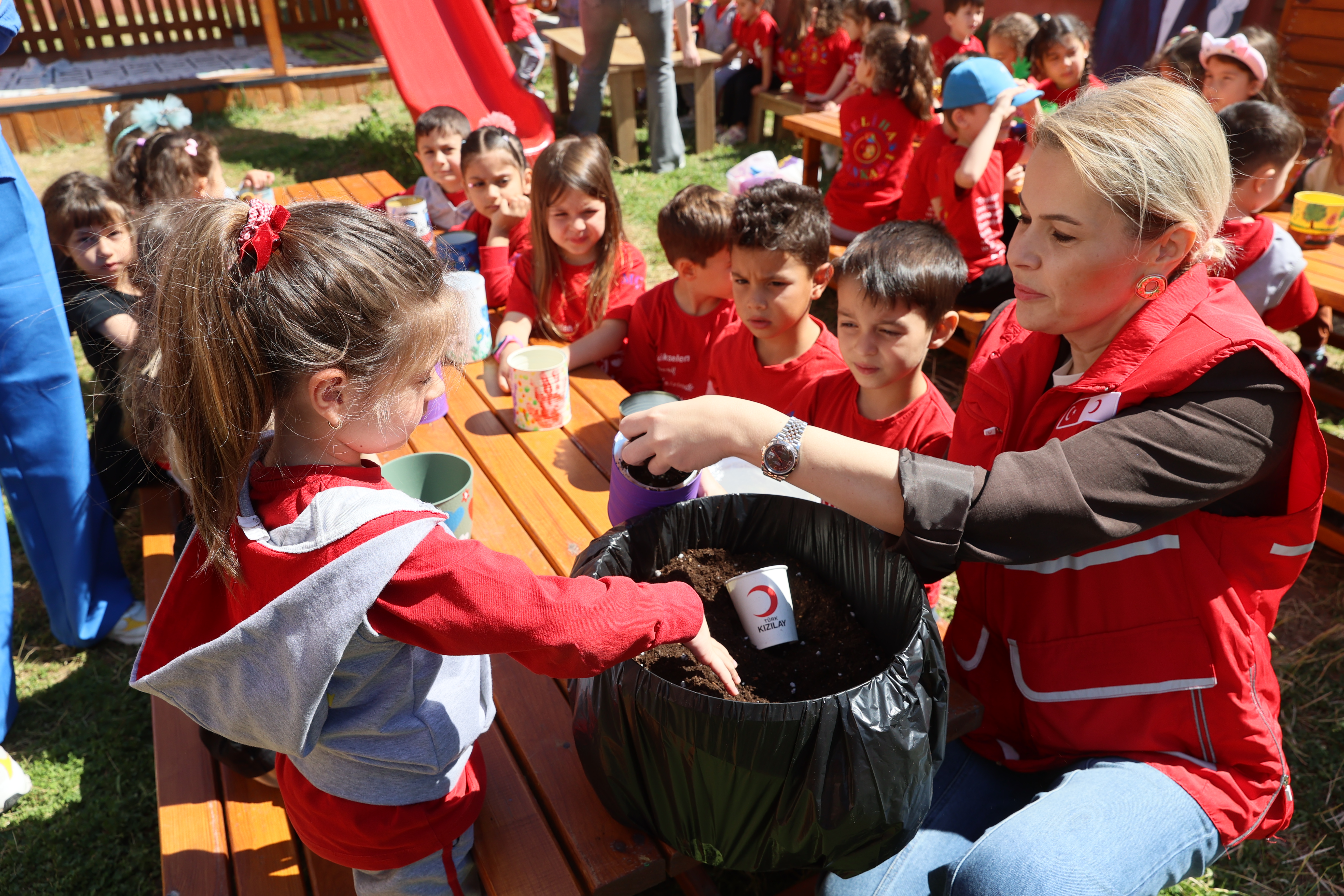 Türk Kızılay ekipleri miniklerle tohumları toprakla buluşturdu