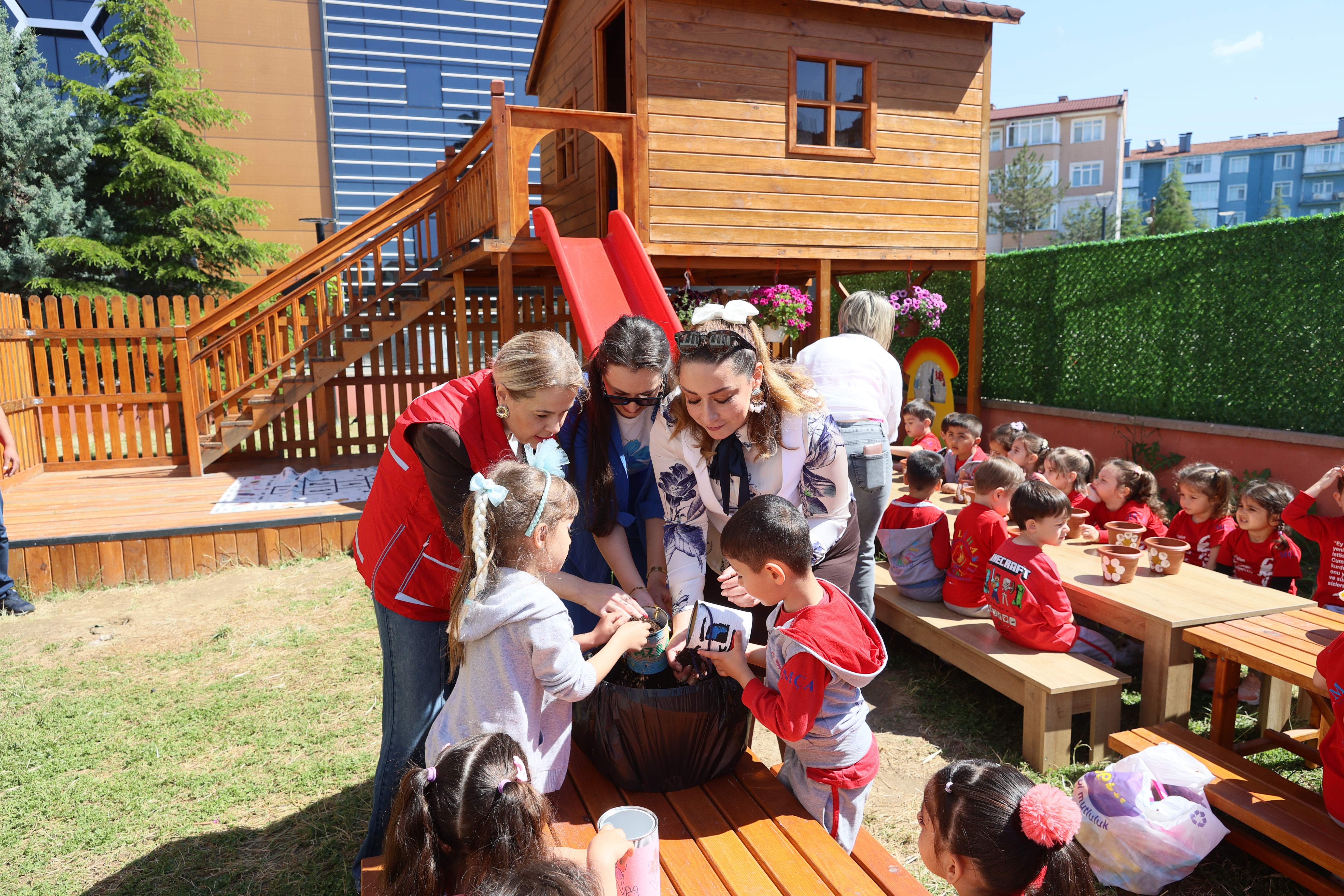 Türk Kızılay ekipleri miniklerle tohumları toprakla buluşturdu