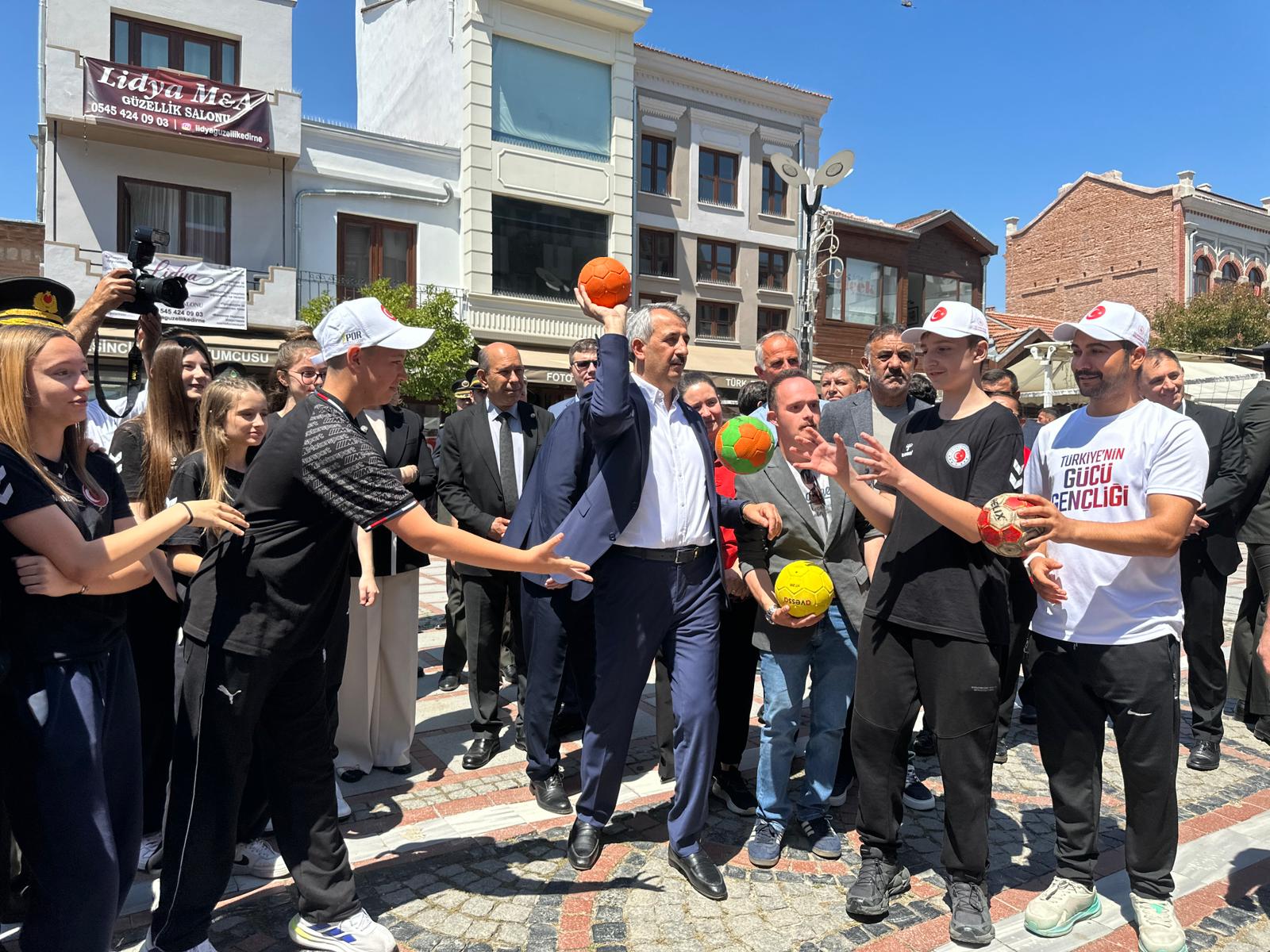 19 Mayıs Coşkusu Sokağa Taştı