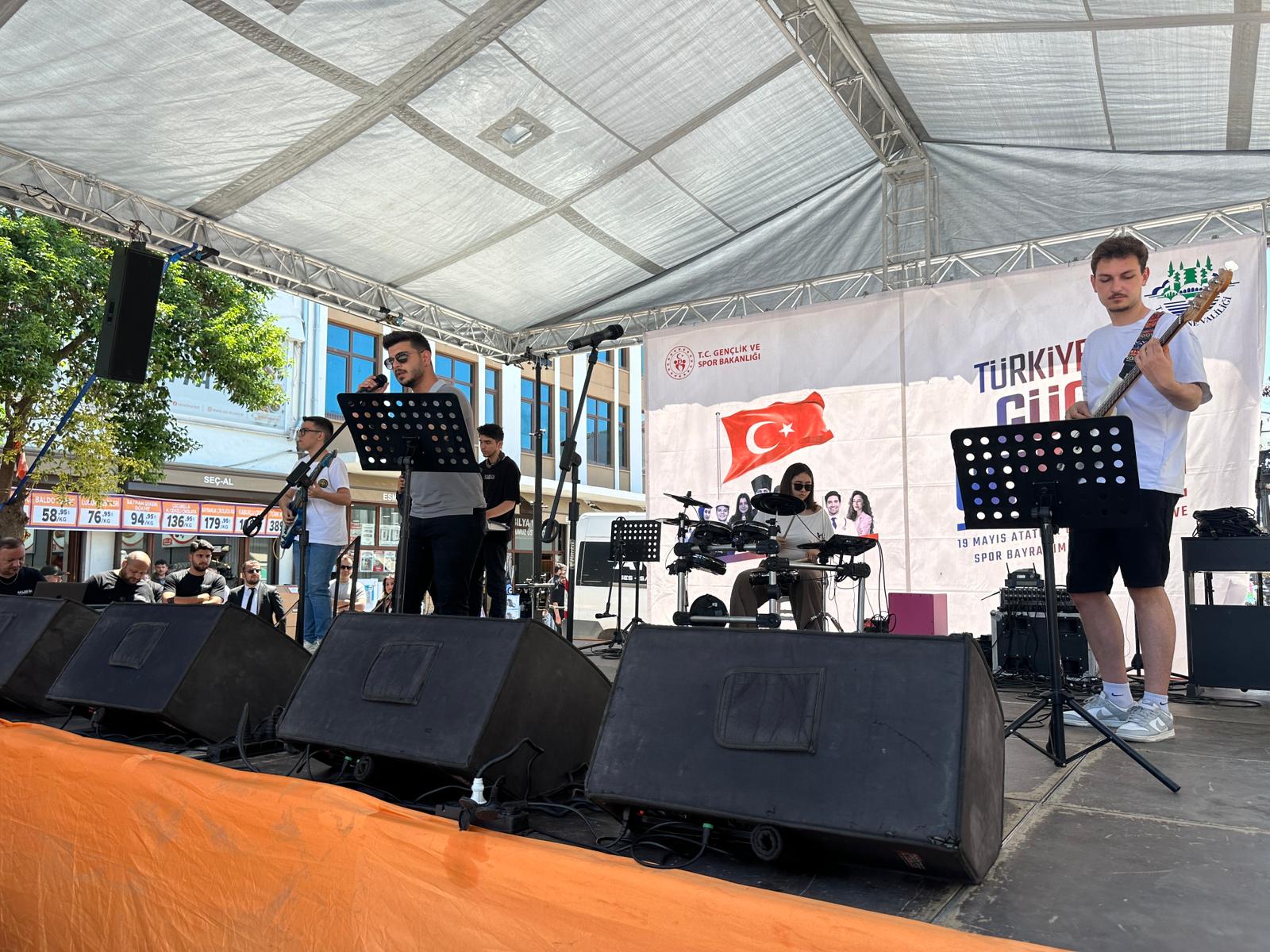 19 Mayıs Coşkusu Sokağa Taştı