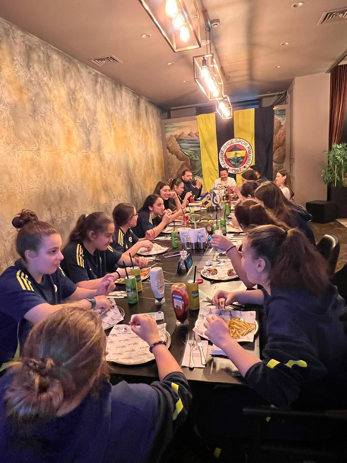Edirne Fenerbahçeliler Derneği'nden U16 Kız Basketbol Takımı'na Moral Yemeği