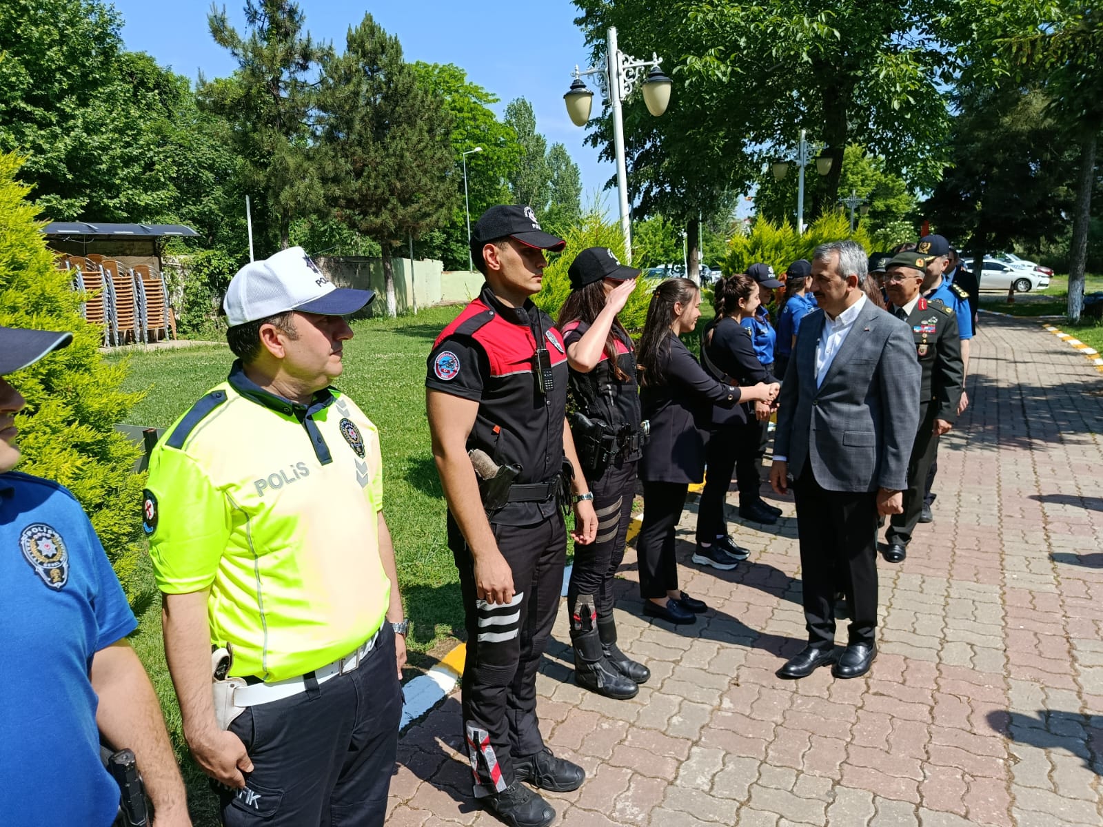 Vali Sezer’den Bayramda Asker ve Polise Moral Ziyareti