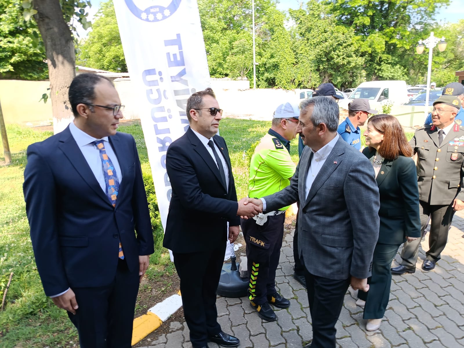 Vali Sezer’den Bayramda Asker ve Polise Moral Ziyareti