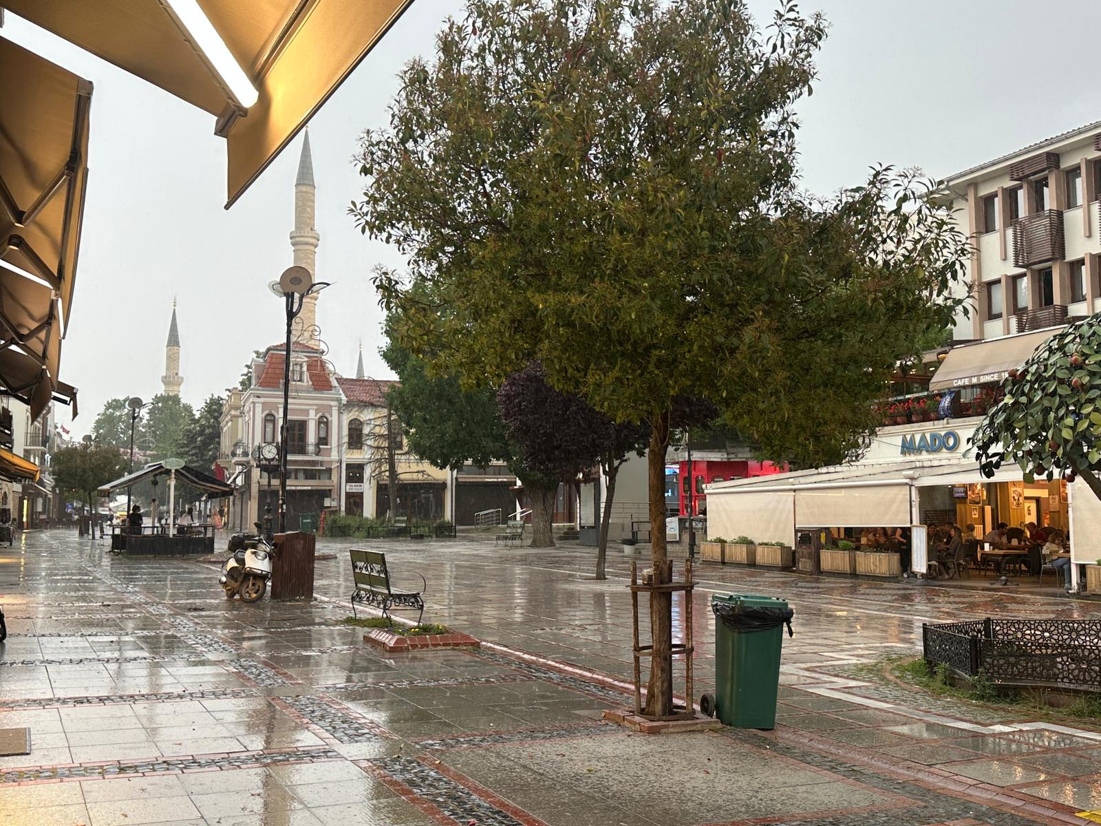 Edirne’de Ani Sağanak: Vatandaşlar Hazırlıksız Yakalandı