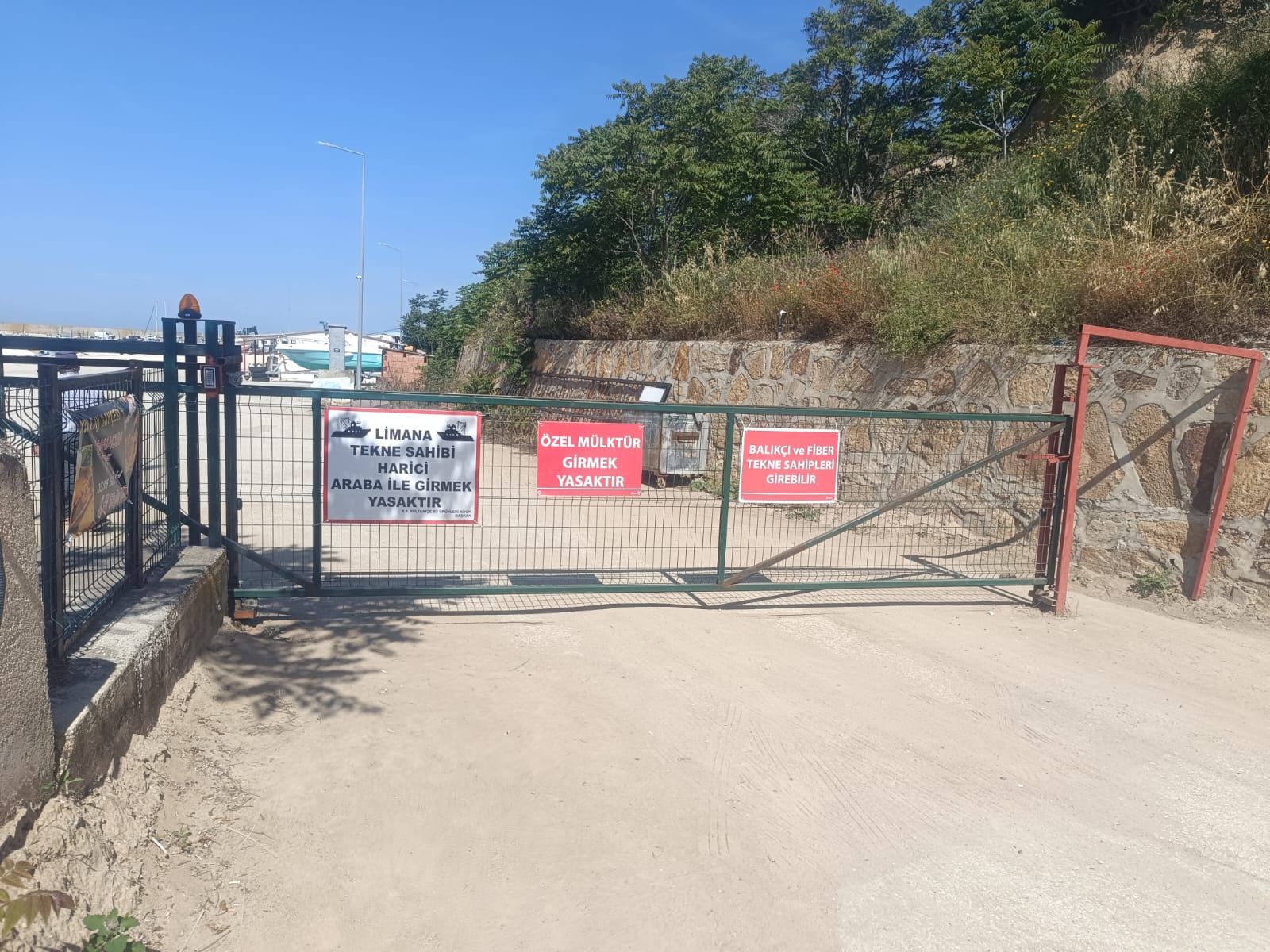 Enez'de Sultaniçe Balıkçı Barınağı araç girişine kapatıldı