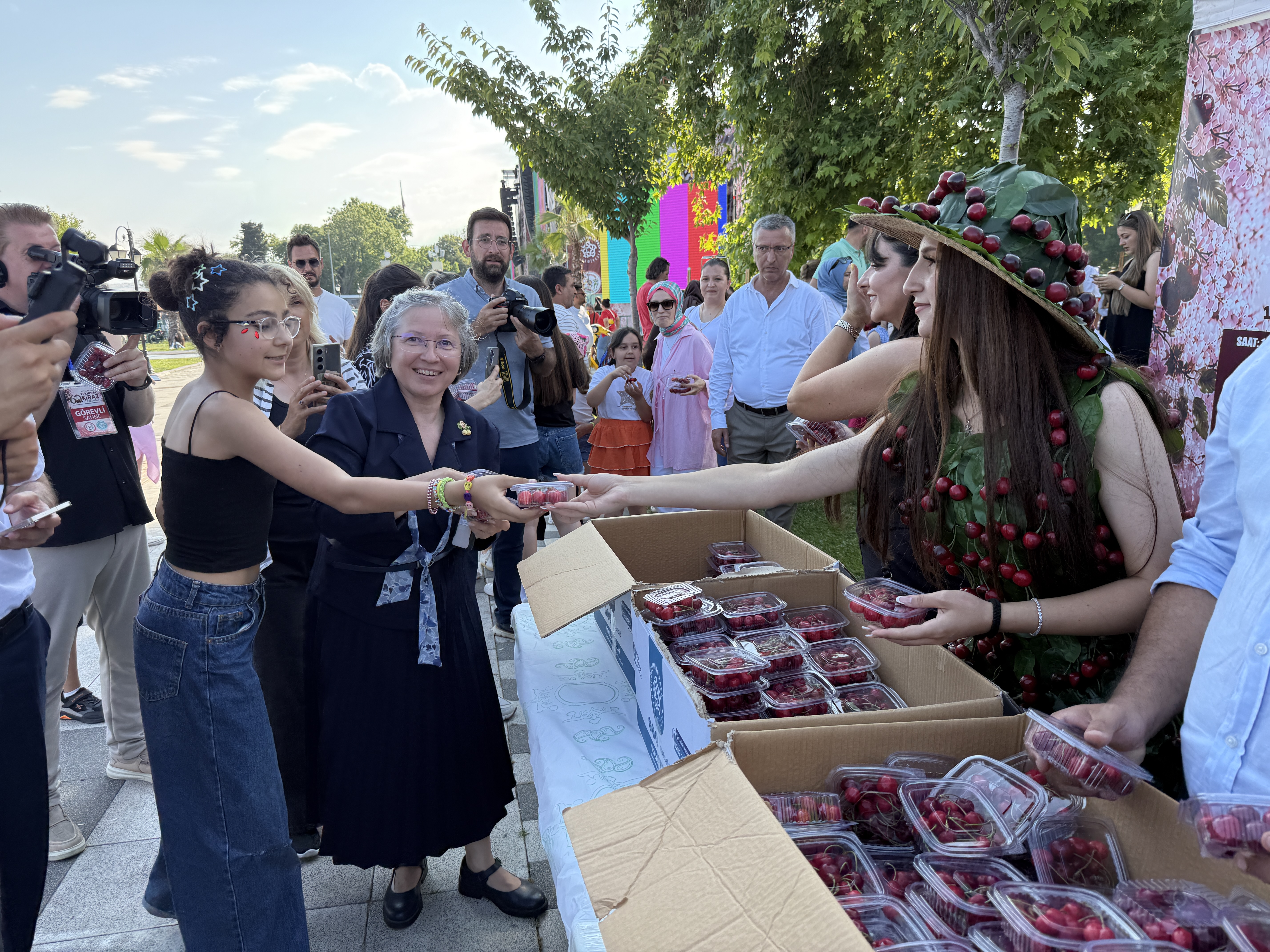 Uluslararası festivalde 3 ton kiraz dağıtıldı