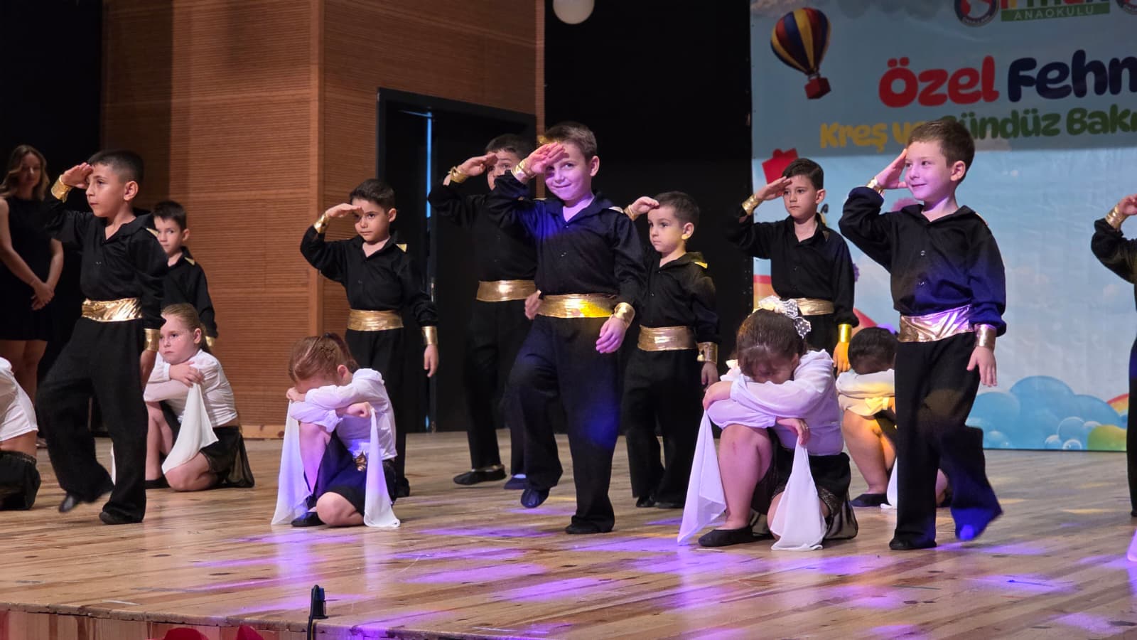 Miniklerin yıl sonu gösterisi büyüledi