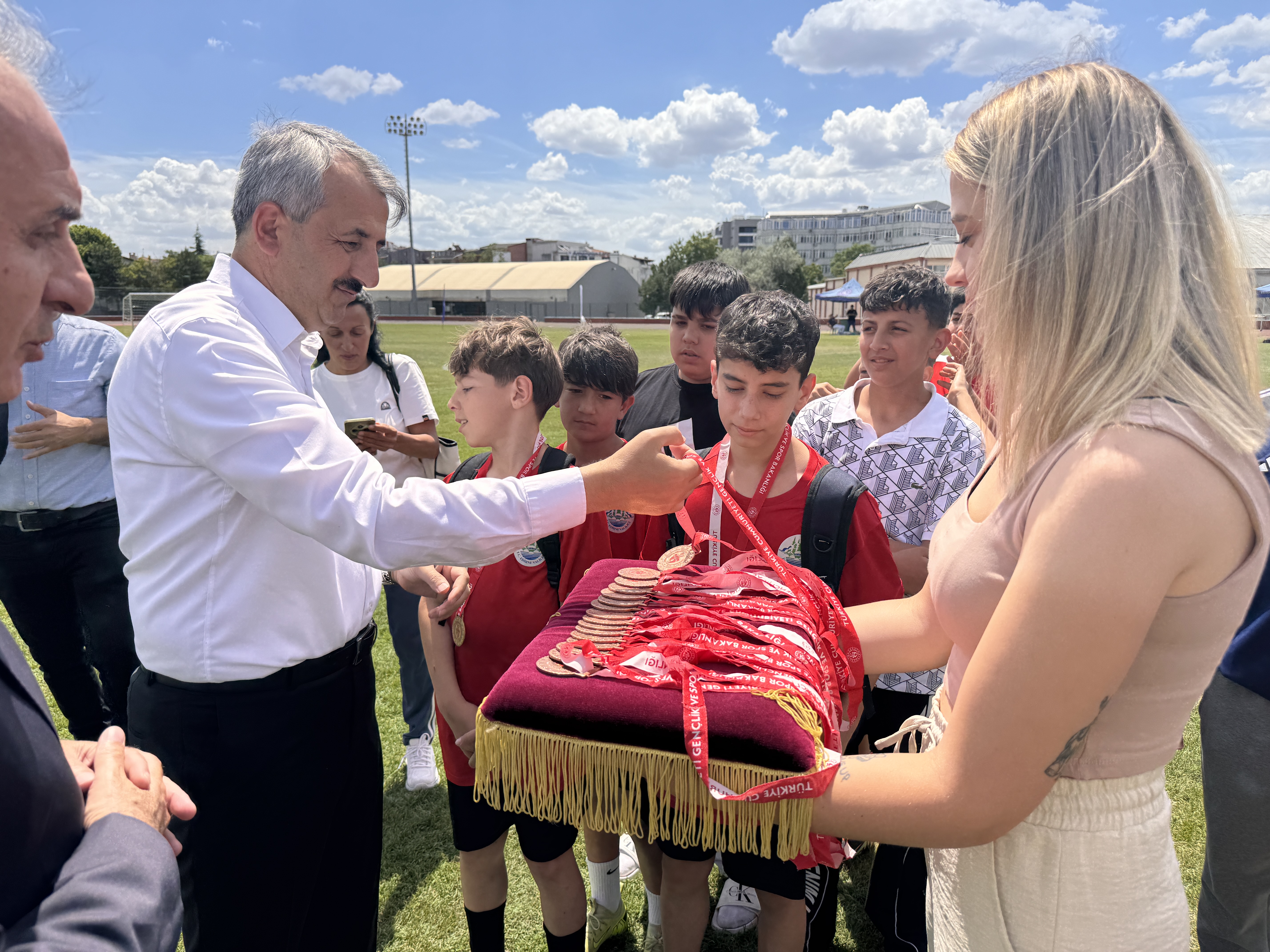 Edirne'de Mahalle Ligi'nin şampiyonları kupalarını aldı