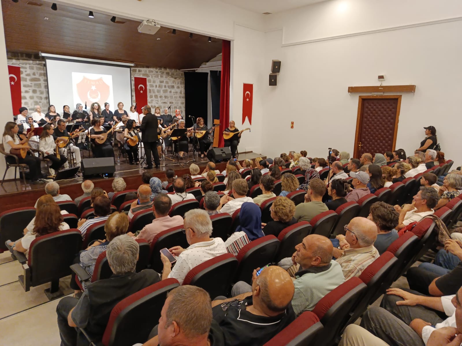 TEMAD Sahnesinde Babalar Günü'ne özel Türkü Şöleni