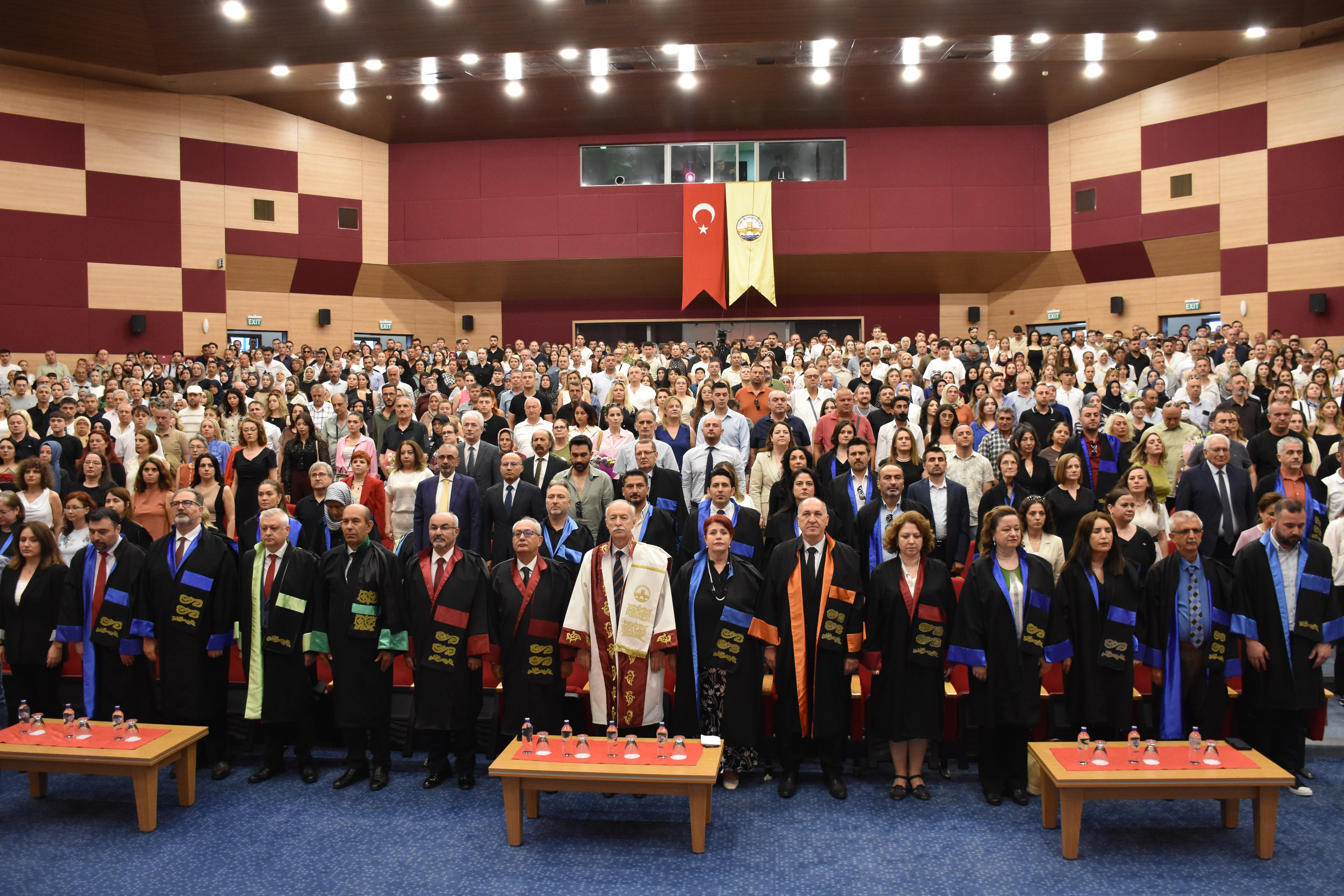 TÜ Edebiyat Fakültesi’nde 291 öğrenci mezun oldu