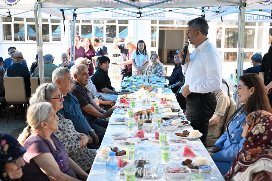 Edirne Valisi Sezer huzurevi sakinlerinin Babalar Günü'nü kutladı