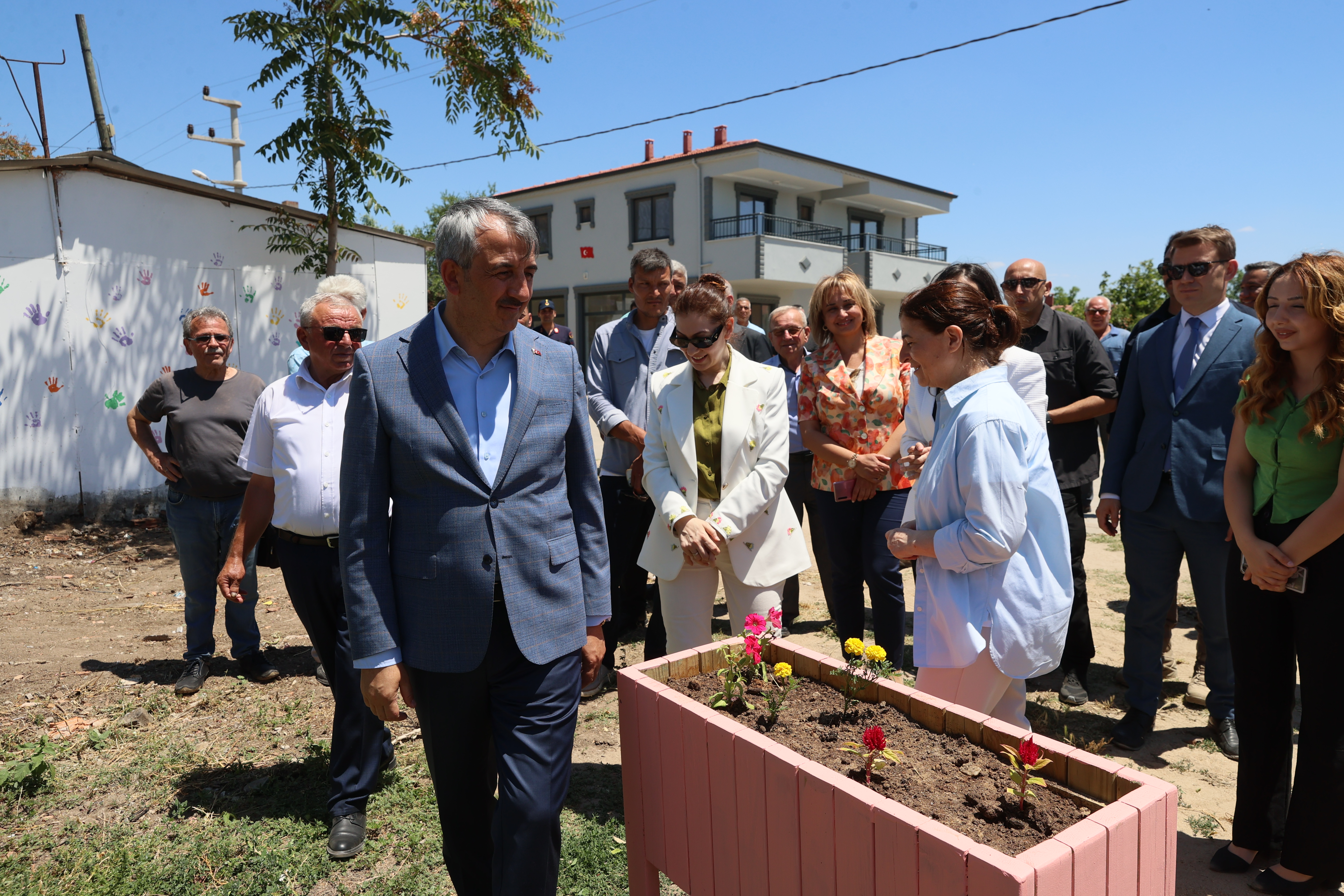 Saros Körfezi'ne kıyı sahil köyü renklendi