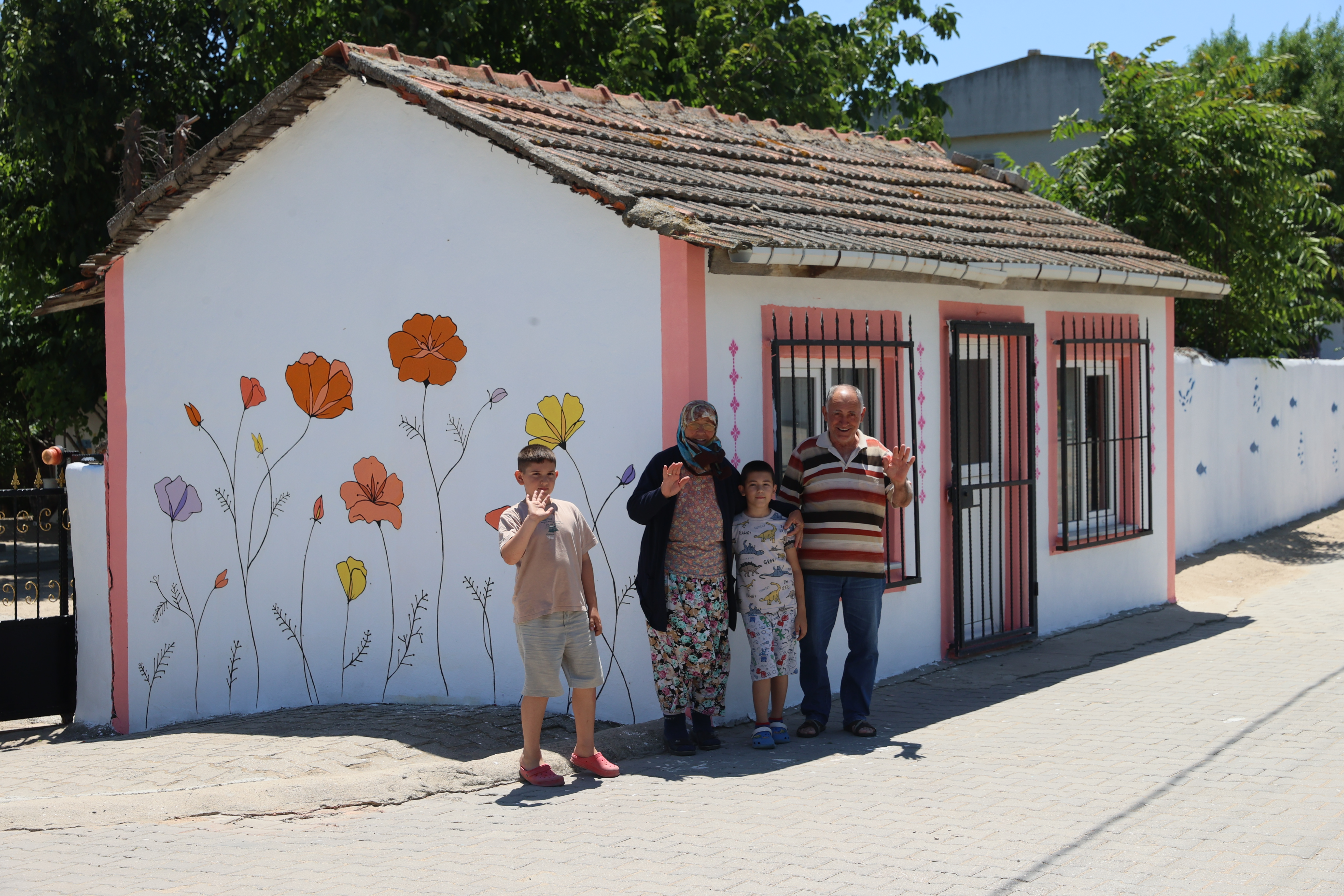 Saros Körfezi'ne kıyı sahil köyü renklendi