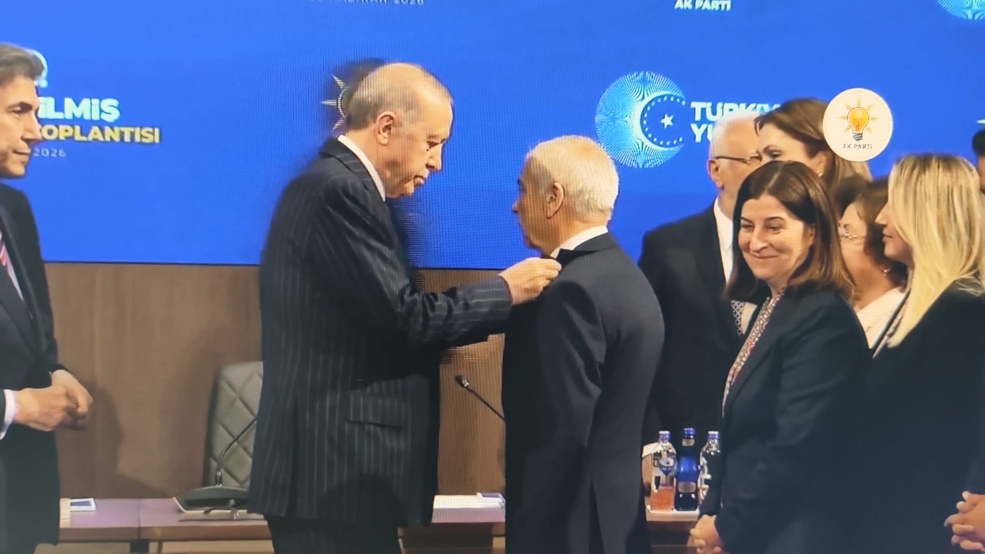 Mehmet Özcan AK Parti’ye Katıldı: Rozetini Erdoğan Taktı