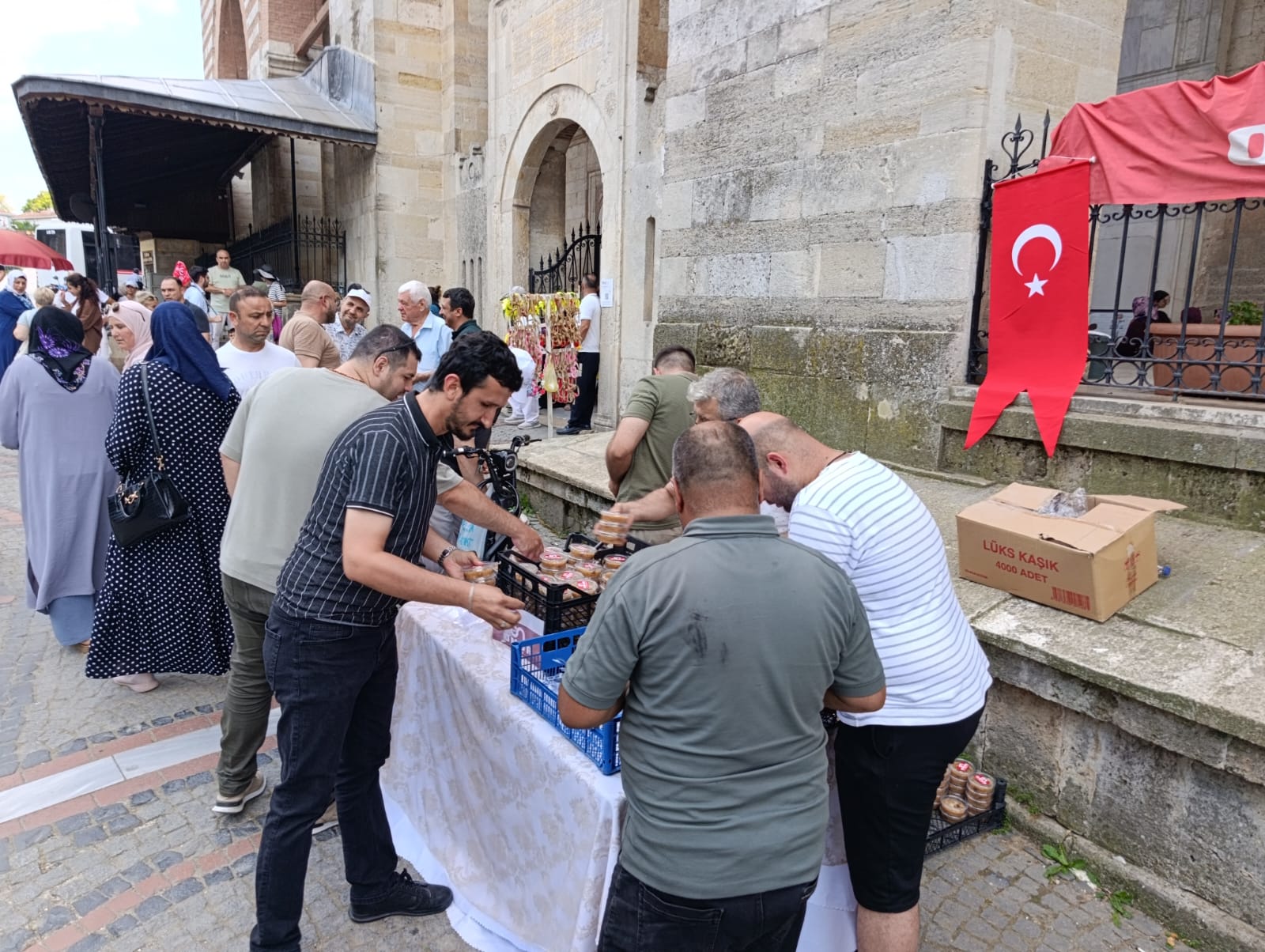 İş İnsanından Eski Cami’de 3 Bin Kişilik Aşure İkramı