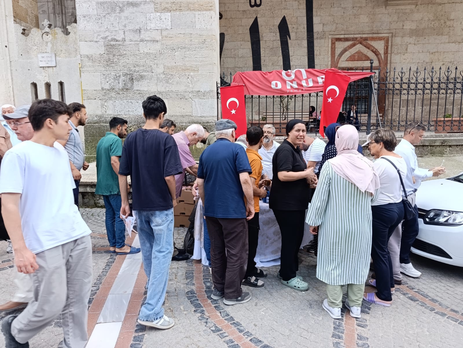 İş İnsanından Eski Cami’de 3 Bin Kişilik Aşure İkramı