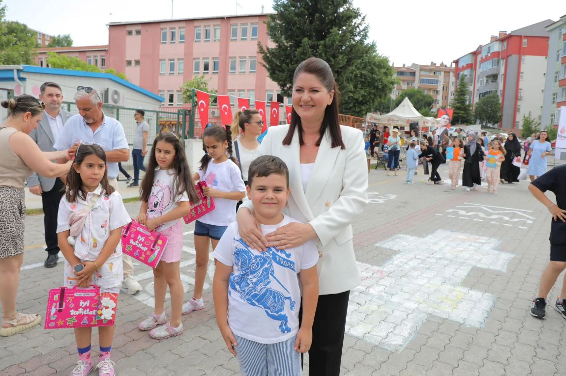 Başkan Gencan, Karne Gününde Çocuklarla Güvenli Sokakta Buluştu