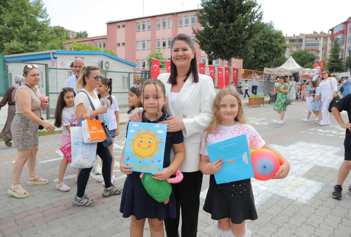 Başkan Gencan, Karne Gününde Çocuklarla Güvenli Sokakta Buluştu