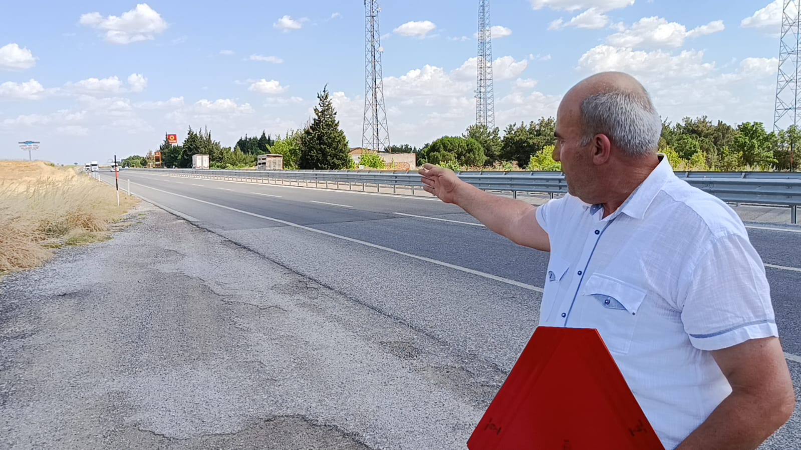 CHP Havsa İl Genel Meclis Üyesi Tunay Aslan, 2021 yılında meydana gelen trajik bir kazada kaybettiği kardeşi İsmail Aslan’ı (48), vefatının yıl dönümünde kazanın gerçekleştiği noktada andı.