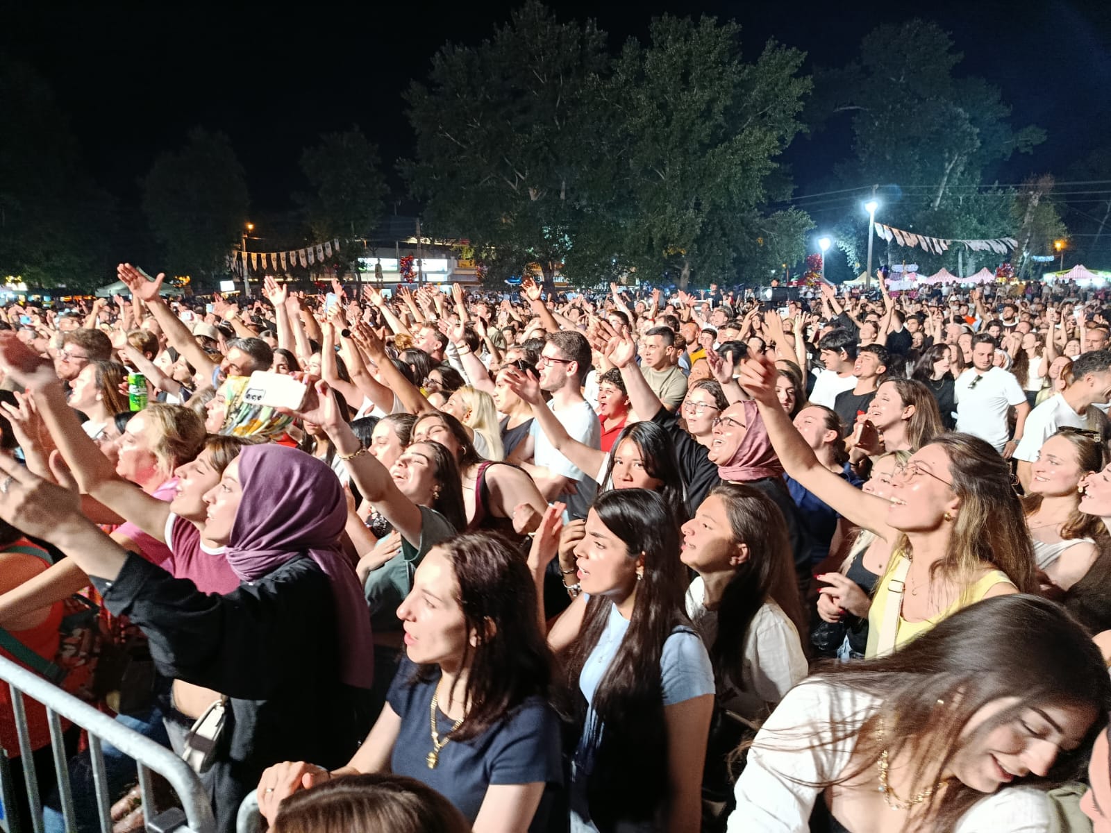 Melek Mosso Edirne'yi salladı: 30 bin kişi dinledi!