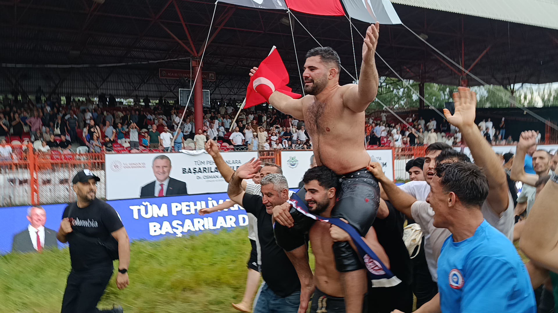 665. Kırkpınar’ın Başpehlivanı Erkan Taş, Zaferini Omuzlarda Kutladı