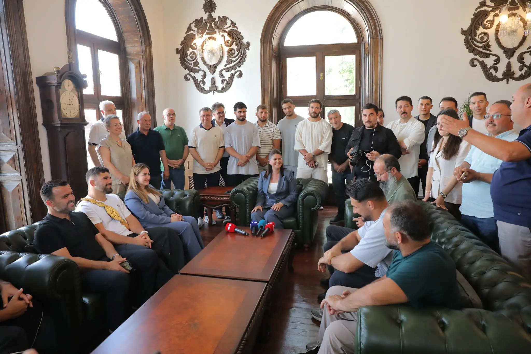 Başkan Gencan, Kırkpınar’ın Şampiyonlarını Ağırladı Haberin devamı yorumda....