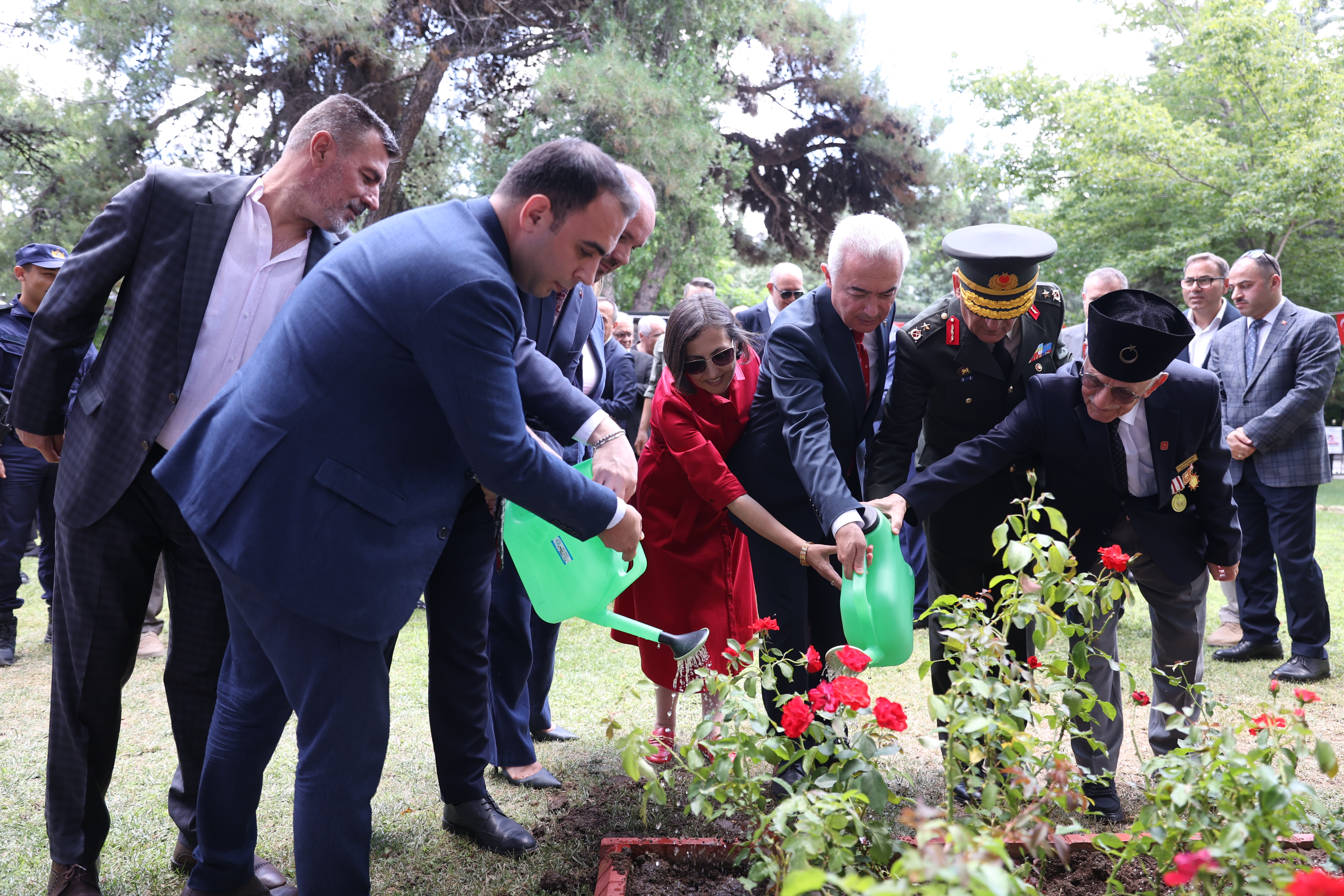 15 Temmuz şehitleri anısına 253 gül fidanı dikildi
