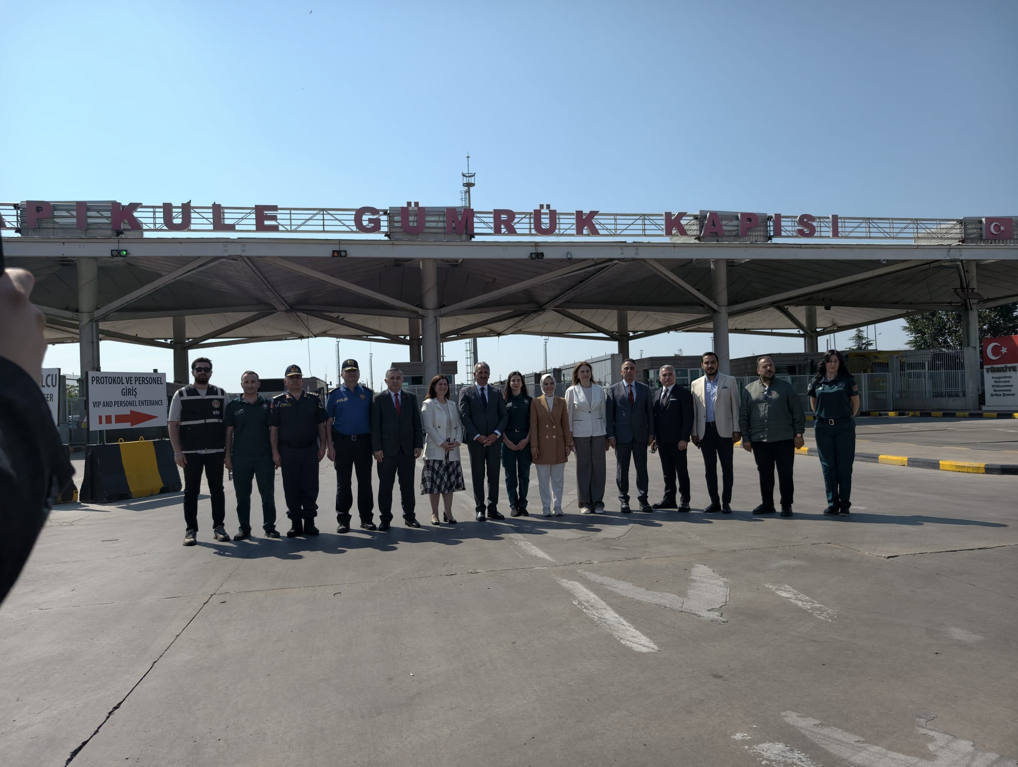Bakan’da gurbetçileri Türk Bayrağı ile karşıladı, Edirne ciğeri ve badem ezmesi ikram etti!