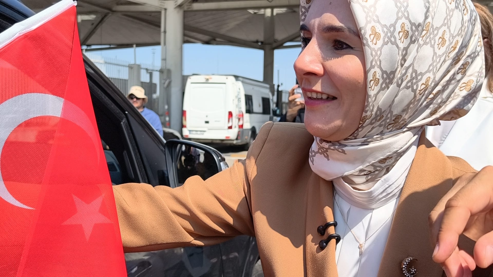 Bakan’da gurbetçileri Türk Bayrağı ile karşıladı, Edirne ciğeri ve badem ezmesi ikram etti!